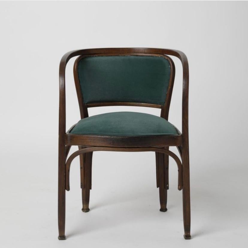 Einer der kultigsten und raffiniertesten Sessel der Wiener Sezession, der von dem berühmten österreichischen Designer Gustav Siegel entworfen und von der Firma Kohn hergestellt wurde, wird hier in seiner ersten Originalversion aus den frühen 1900er