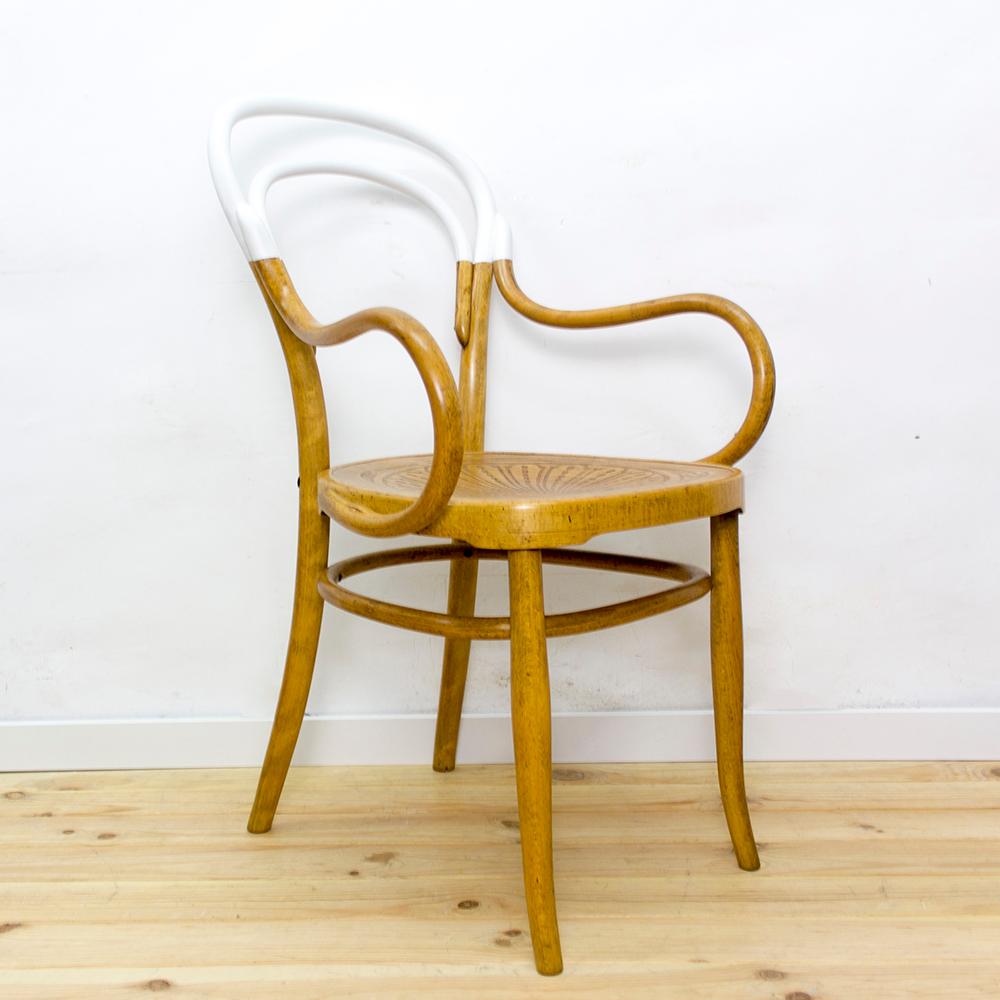 Beautiful bentwood armchair manufactured by Jakob & Josef Kohn, Vienna, Austria.
One of the most famed manufacturar of bentwood furniture along side Thonet.
Dated from the beginning of the 20th century, Vienna Secession era.
The chair was