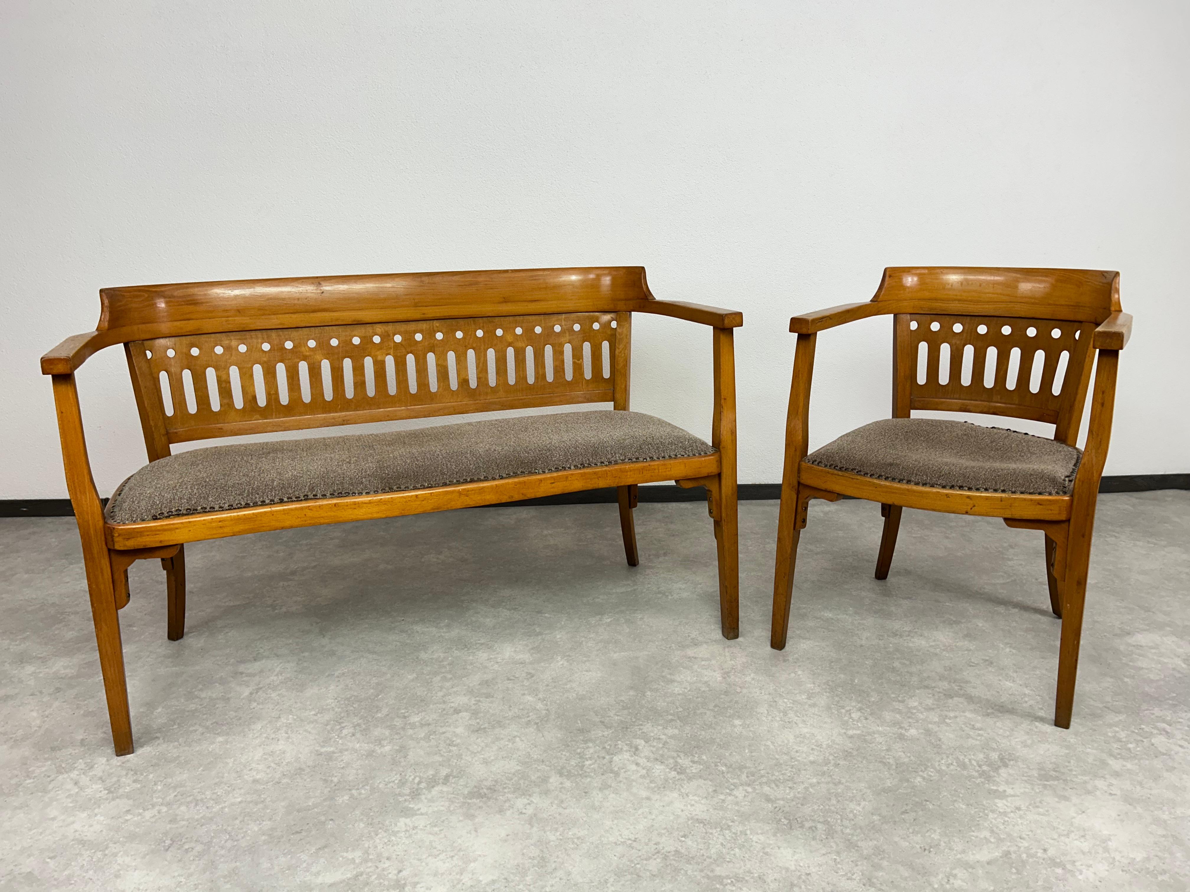Sillón de secesión vienés de Otto Wagner ejecutado por Pancota Viena en buen estado original con señales de uso.
