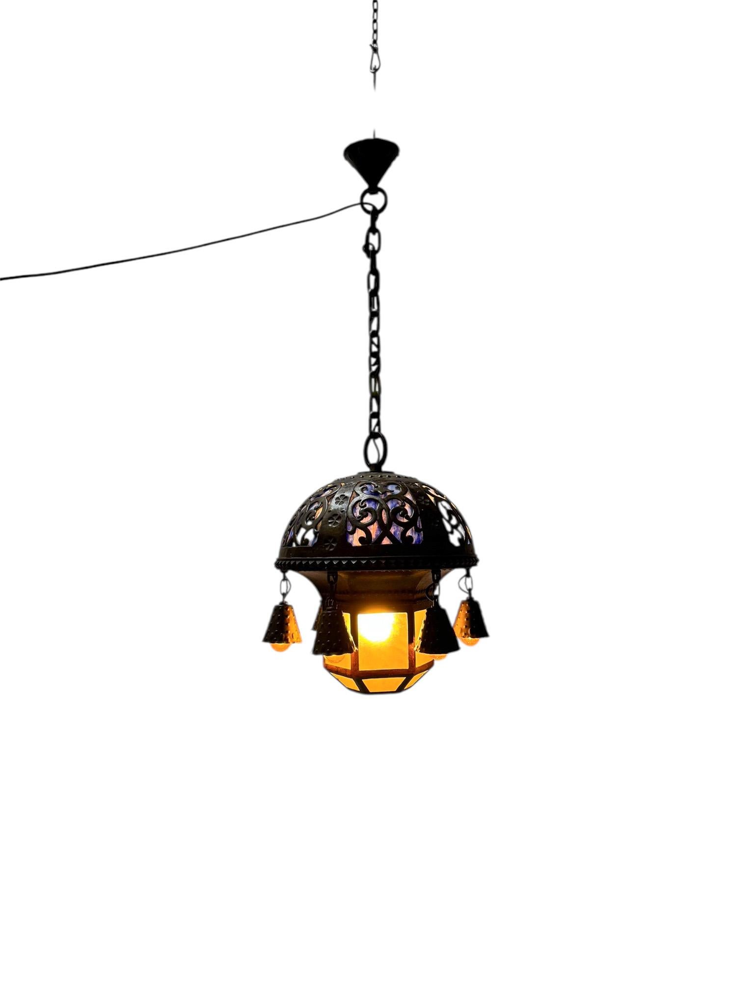 Magnífica y rara lámpara de araña Art Nouveau de la Secesión vienesa.
Llamativo diseño austriaco de la década de 1900.
Marco, cadena y placa de techo originales de latón patinado.
Dentro del marco hay dos vidrieras diferentes, una es una vidriera