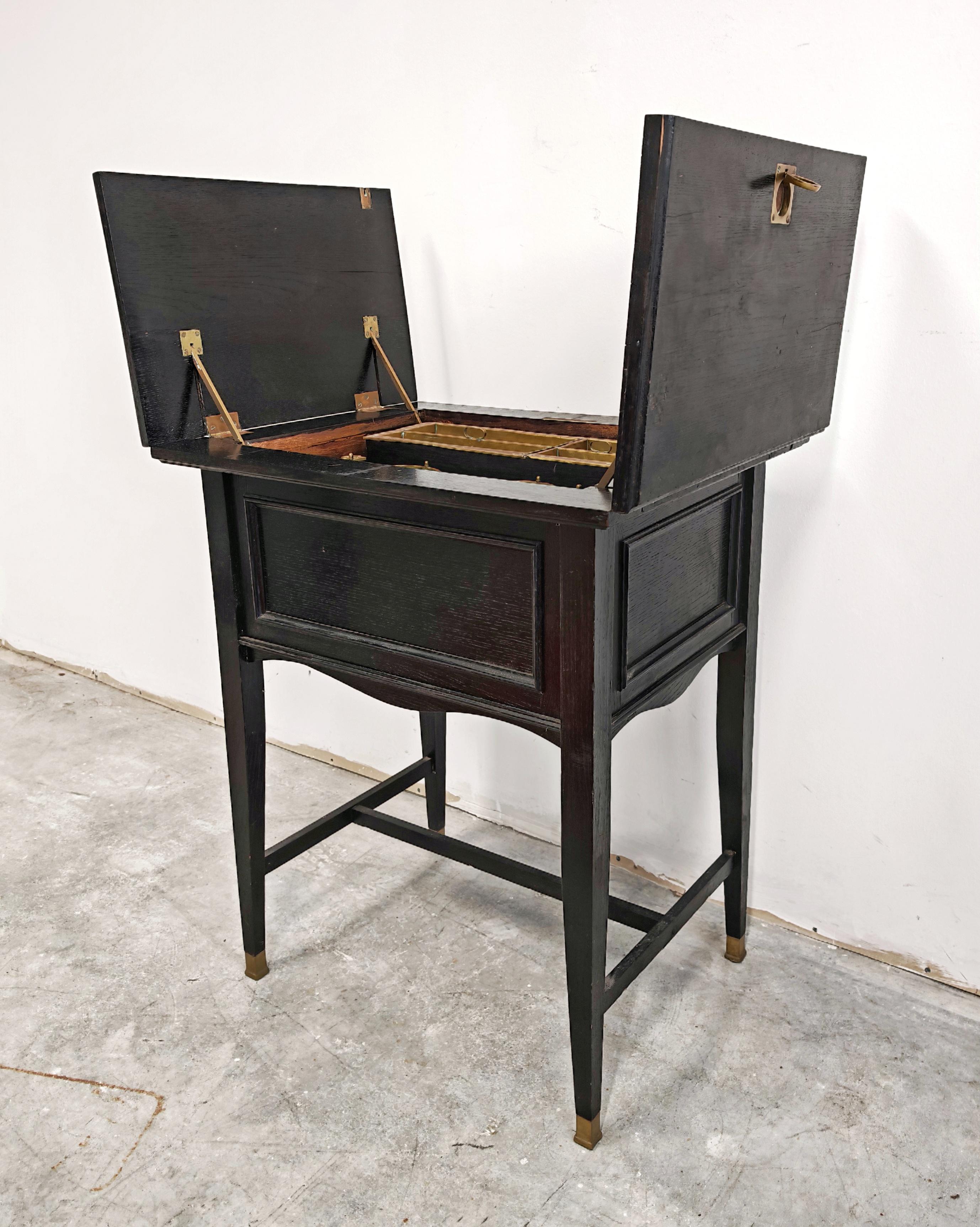 Mobile da bar della Secessione viennese in quercia ebanizzata e ottone, Austria, 1910 in vendita 4