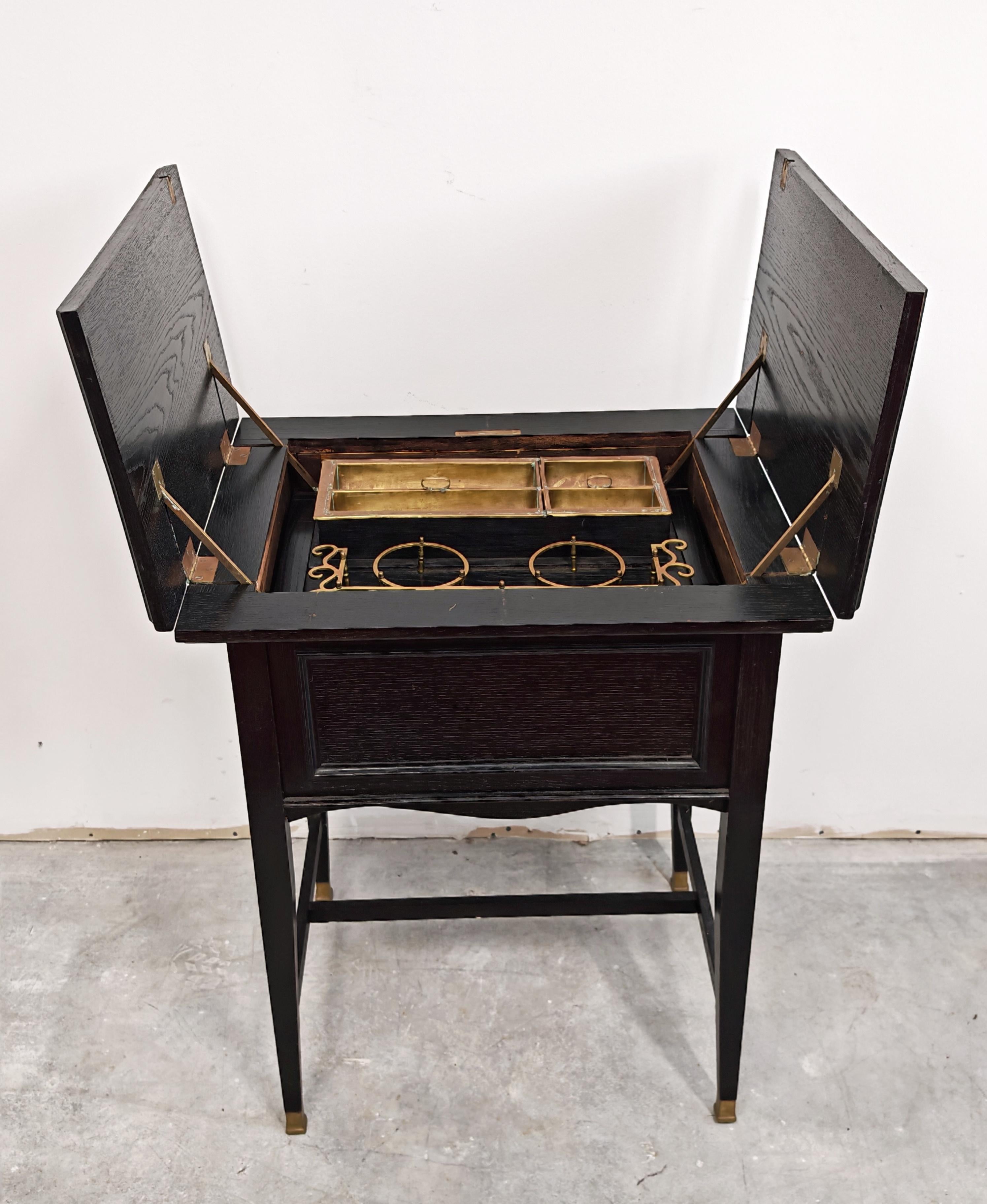 Mobile da bar della Secessione viennese in quercia ebanizzata e ottone, Austria, 1910 in vendita 1