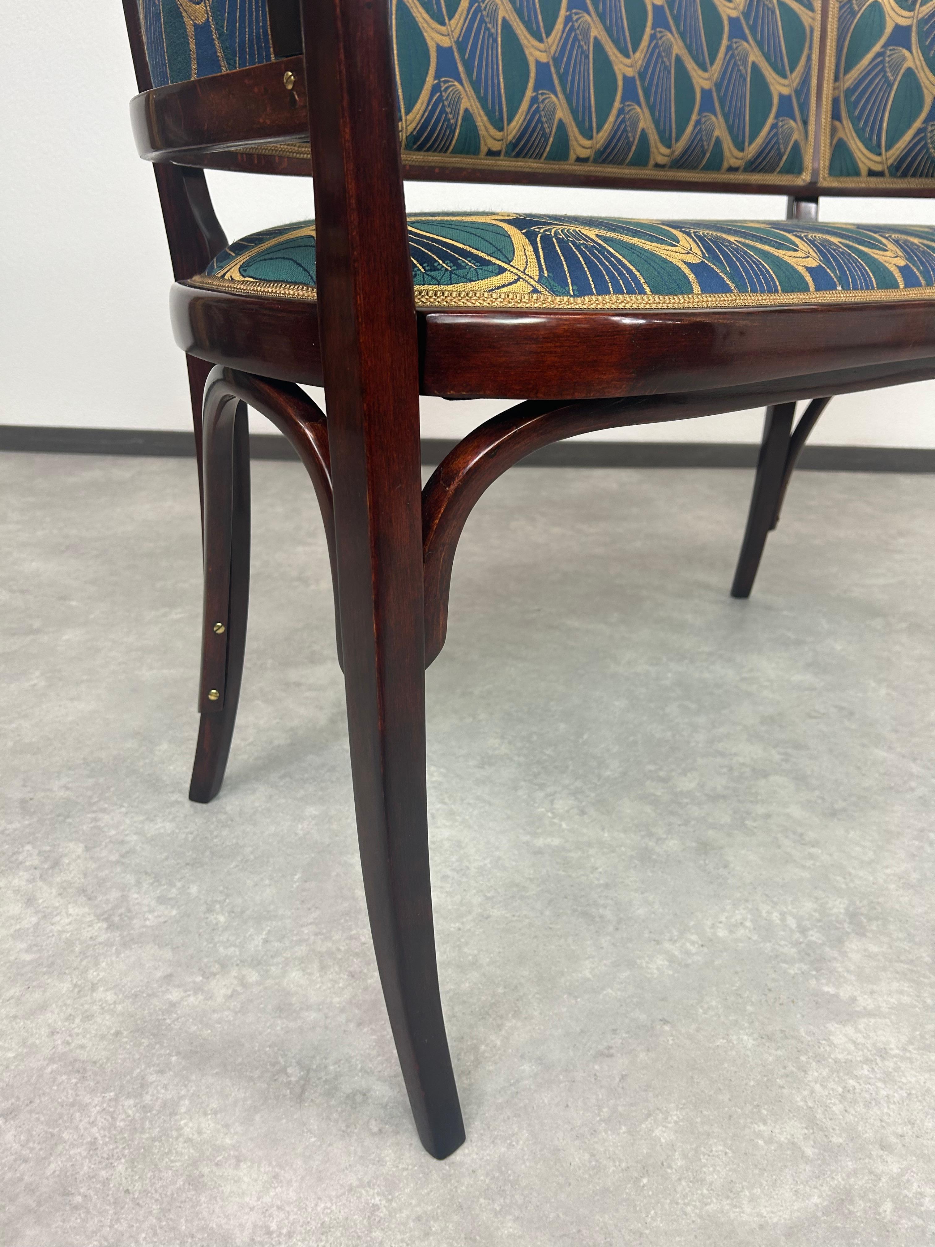 Banc de sécession viennois n° 4275 de Thonet attr. à Marcel Kammerer. Teinté et repoli par des professionnels, avec un polissage français et un nouveau tissu.