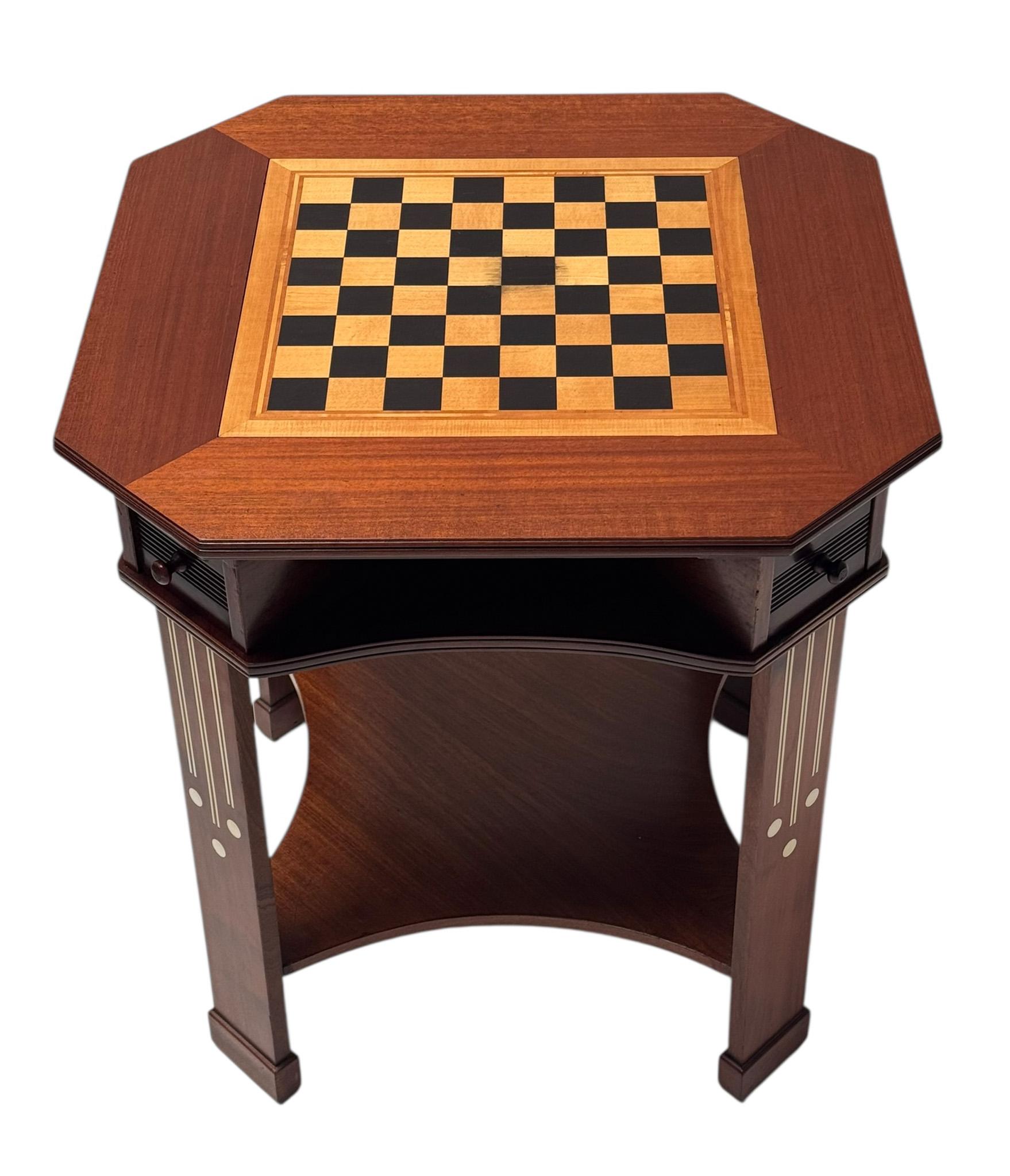 Magnífica y rara mesa de ajedrez o de juego de la Secesión vienesa.
Llamativo diseño austriaco de la década de 1900.
Madera maciza de nogal y base original chapada en nogal con incrustaciones decorativas.
Cuatro cajones originales y un cajón