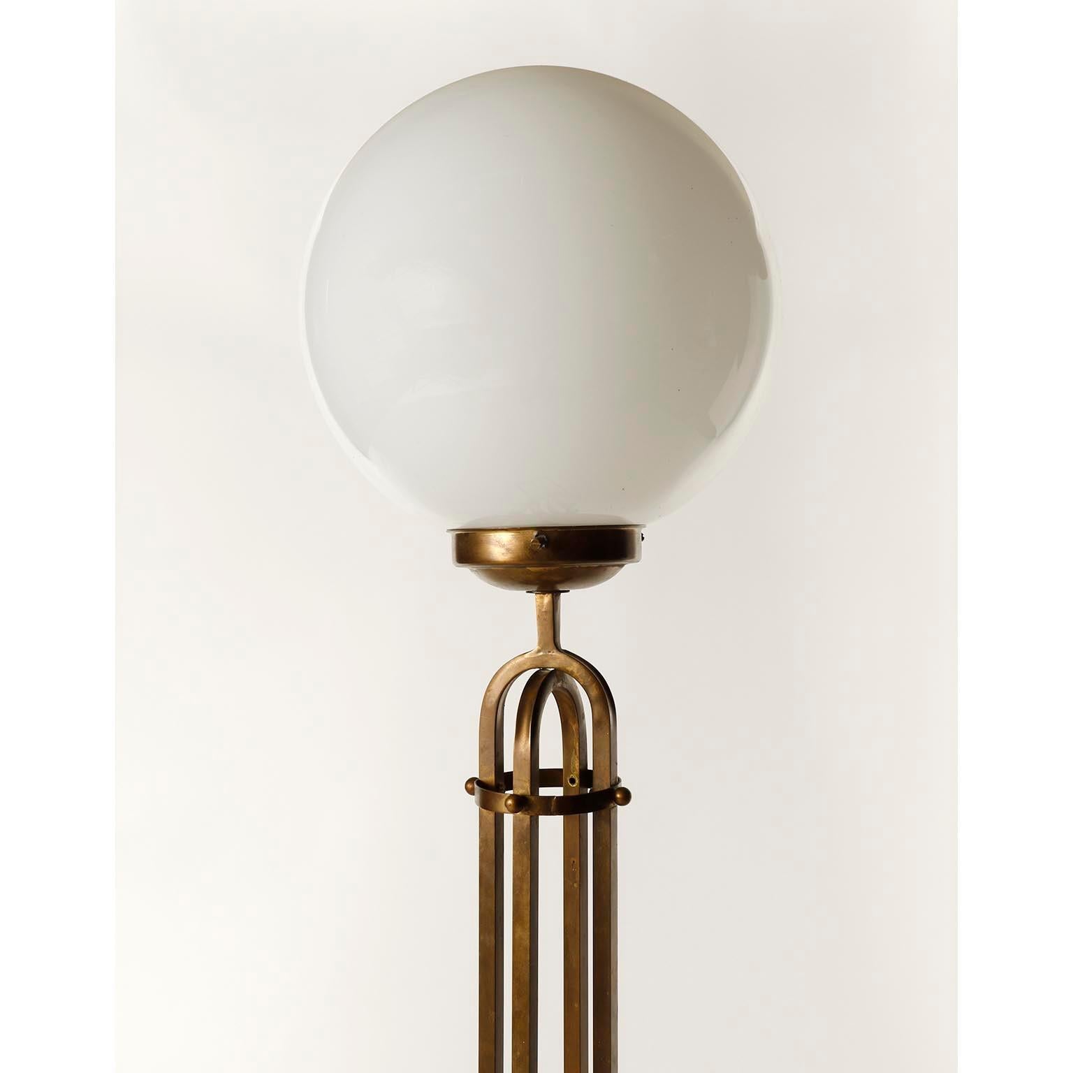 Una lampada da terra in ottone con paralume a globo in vetro Palina, disegnata da Adolf Loos intorno al 1910 e prodotta successivamente, probabilmente da Lobmeyr negli anni '60 o '70.
Bella patina sull'ottone.
La lampada ha un attacco per una