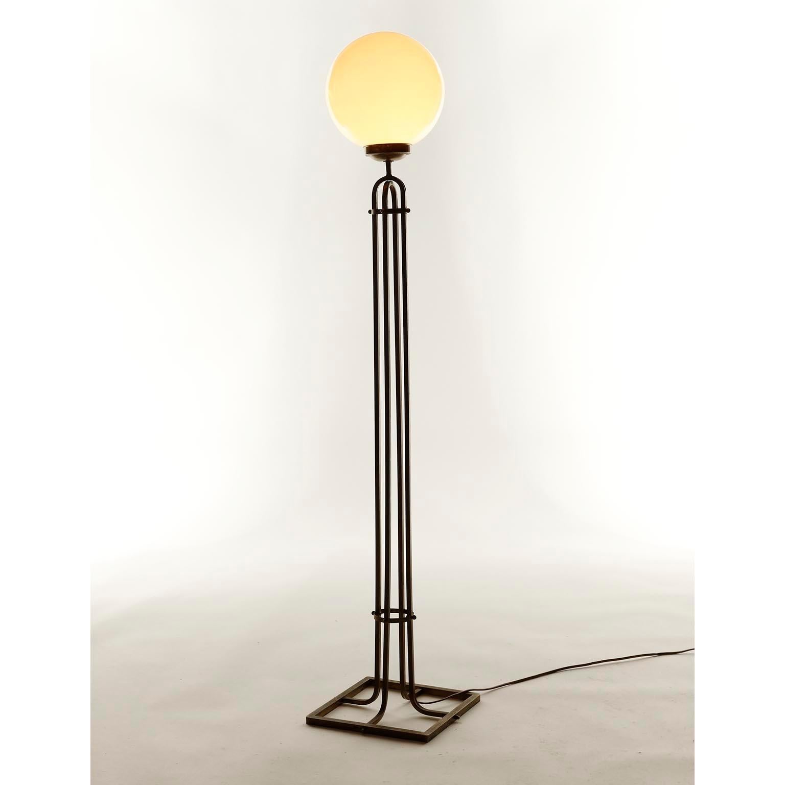 Secessione di Vienna Lampada da terra della Secessione Viennese Adolf Loos, 1910, ottone patinato, vetro opalino