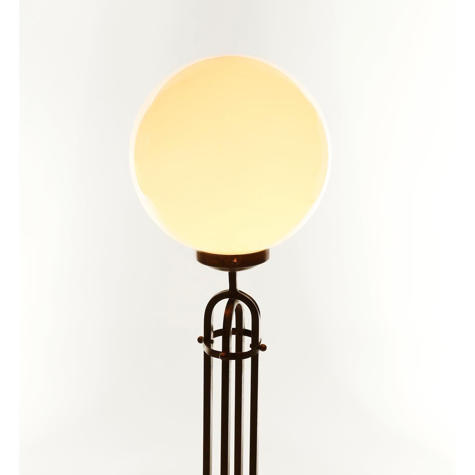 Austriaco Lampada da terra della Secessione Viennese Adolf Loos, 1910, ottone patinato, vetro opalino