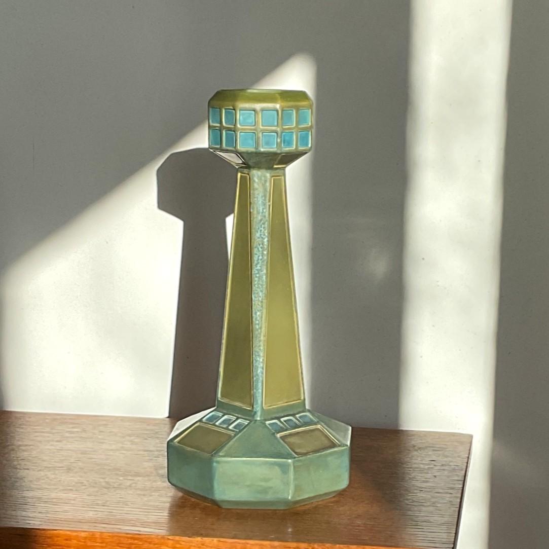 Autrichien Vase en faïence émaillée de la Sécession viennoise, Autriche, vers 1902 en vente