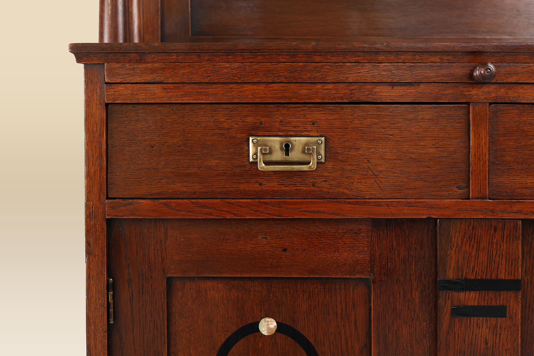 Autriche / 1905 / armoire / bois de chêne, perle / Art Nouveau / Art Déco

Magnifique buffet en bois de chêne de style Art Nouveau viennois, fabriqué à la main en Autriche vers 1905. Il se caractérise par des éléments géométriques typiques du style