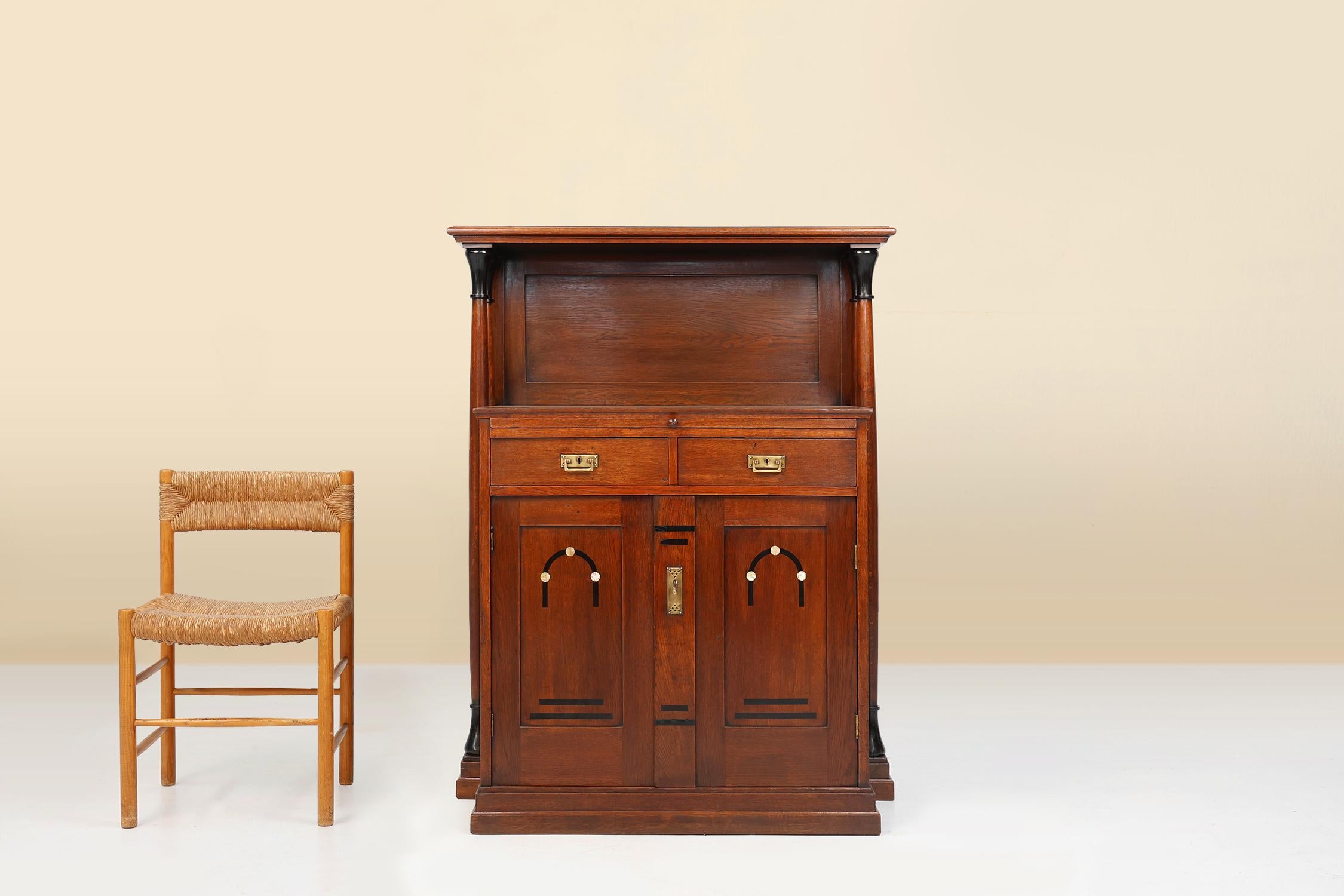 Incrusté Haute armoire de la Sécession viennoise dans le style Art nouveau viennois, Autriche vers 1905 en vente