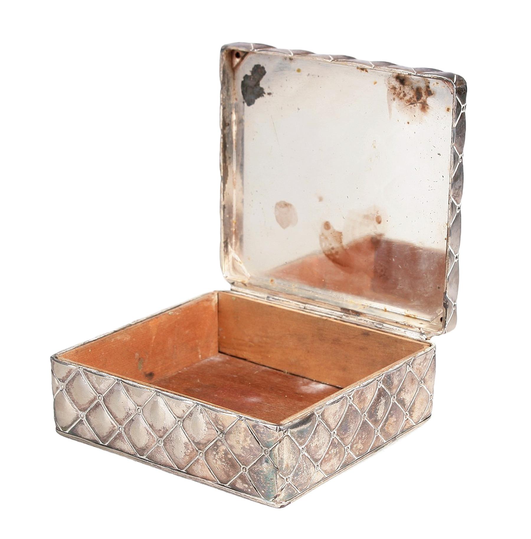 Caja de metal plateado con interior de madera de la Secesión vienesa de 1920, de Josef Hoffmann y Wiener Werkstätte, Austria

Por: Wiener Werkstätte, Josef Hoffmann
Material: metal, chapa de plata, madera
Técnica: fundido, moldeado, plateado,