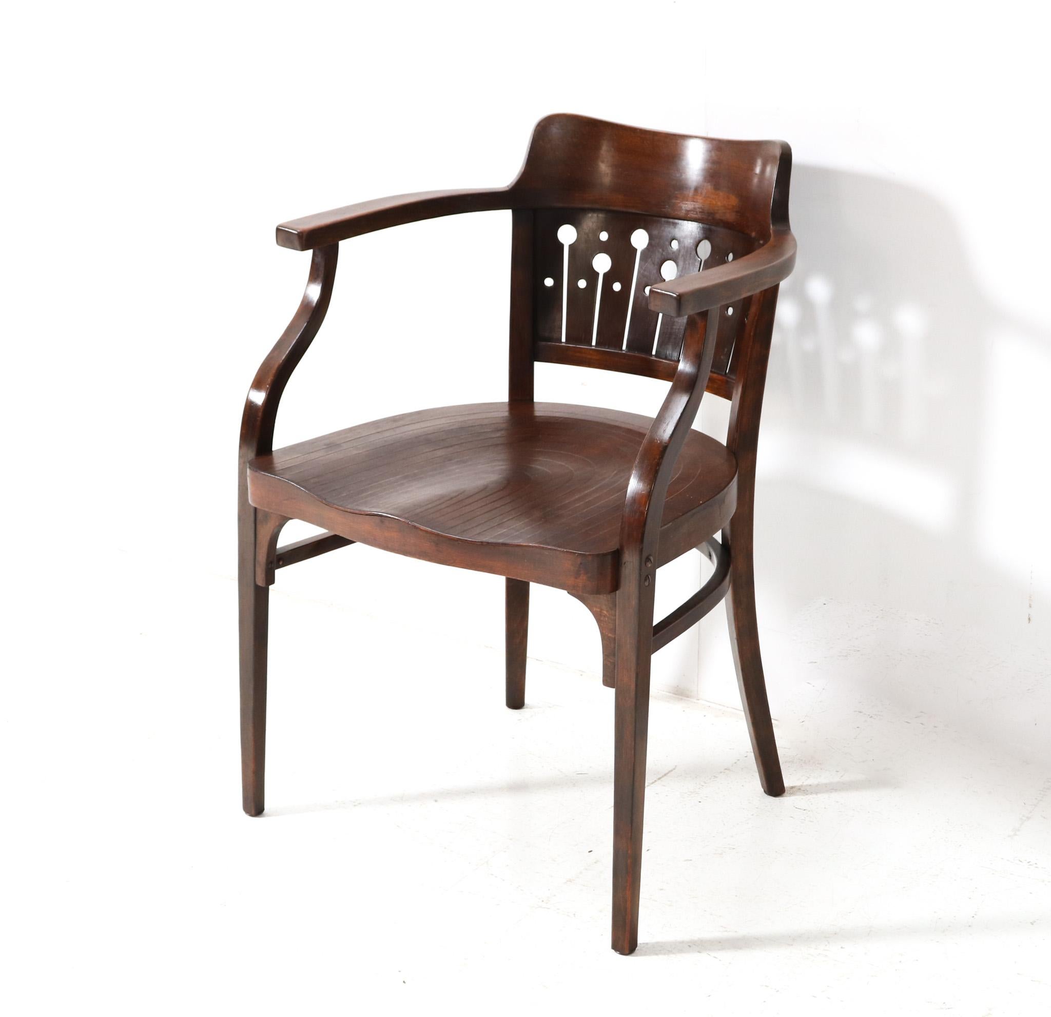 Magnificent and rare Vienna Secession Model 142 armchair.
Design by Otto Wagner for Gebrüder Thonet Vienna.
Striking Austrian design from the 1900s.
Original stained beech bentwood frame with original stained beech seat.
Marked with original