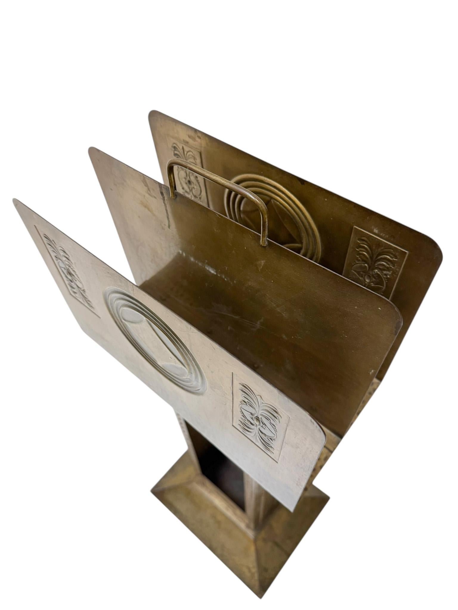 Impresionante y raro revistero de la Secesión vienesa.
Llamativo diseño austriaco de la década de 1900.
Marco de latón patinado con elementos decorativos.
Este maravilloso revistero de la Secesión vienesa está en buen estado, con pequeños desgastes