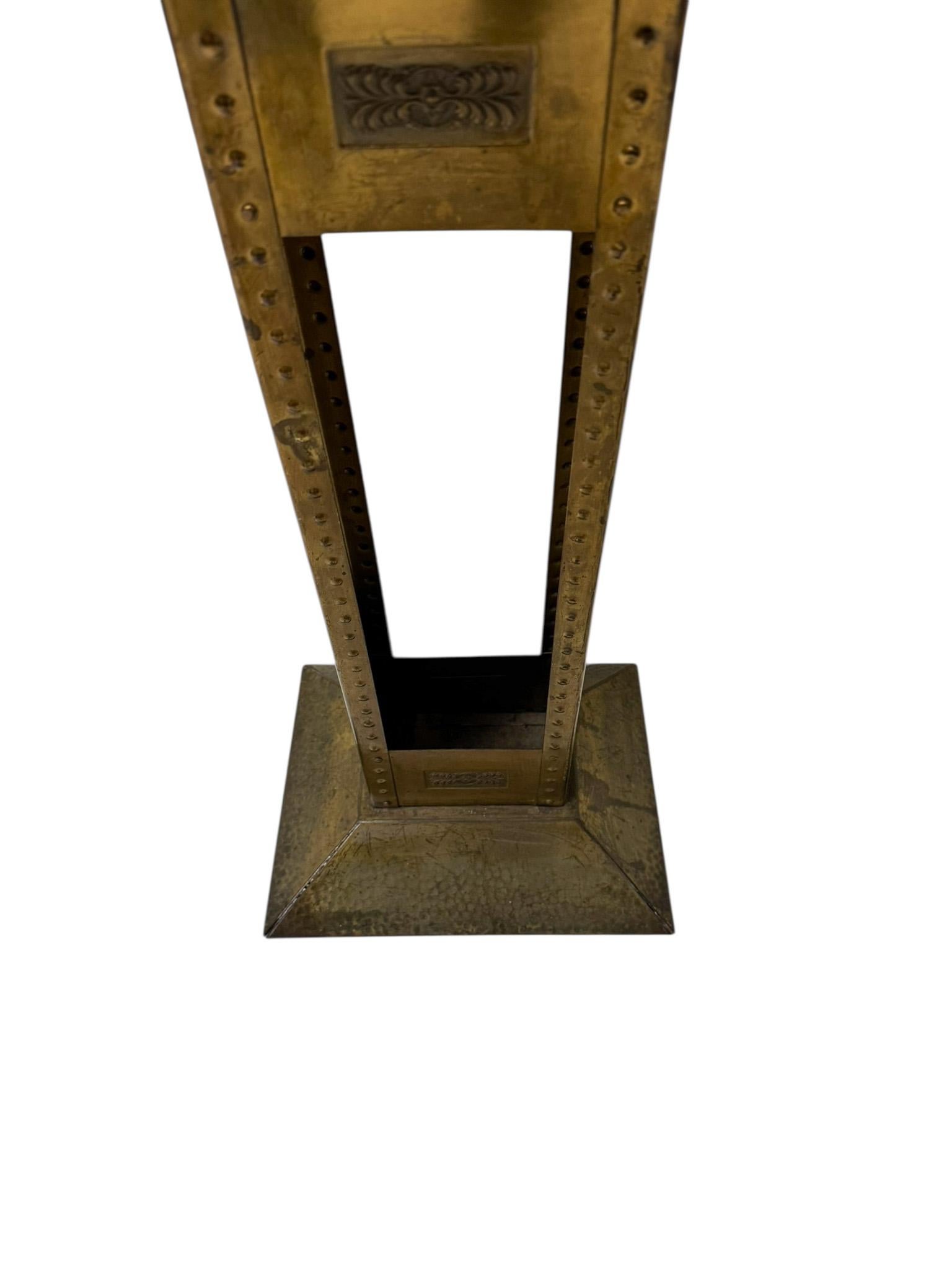 Revistero de latón patinado de la Secesión de Viena, 1900 principios del siglo XX en venta