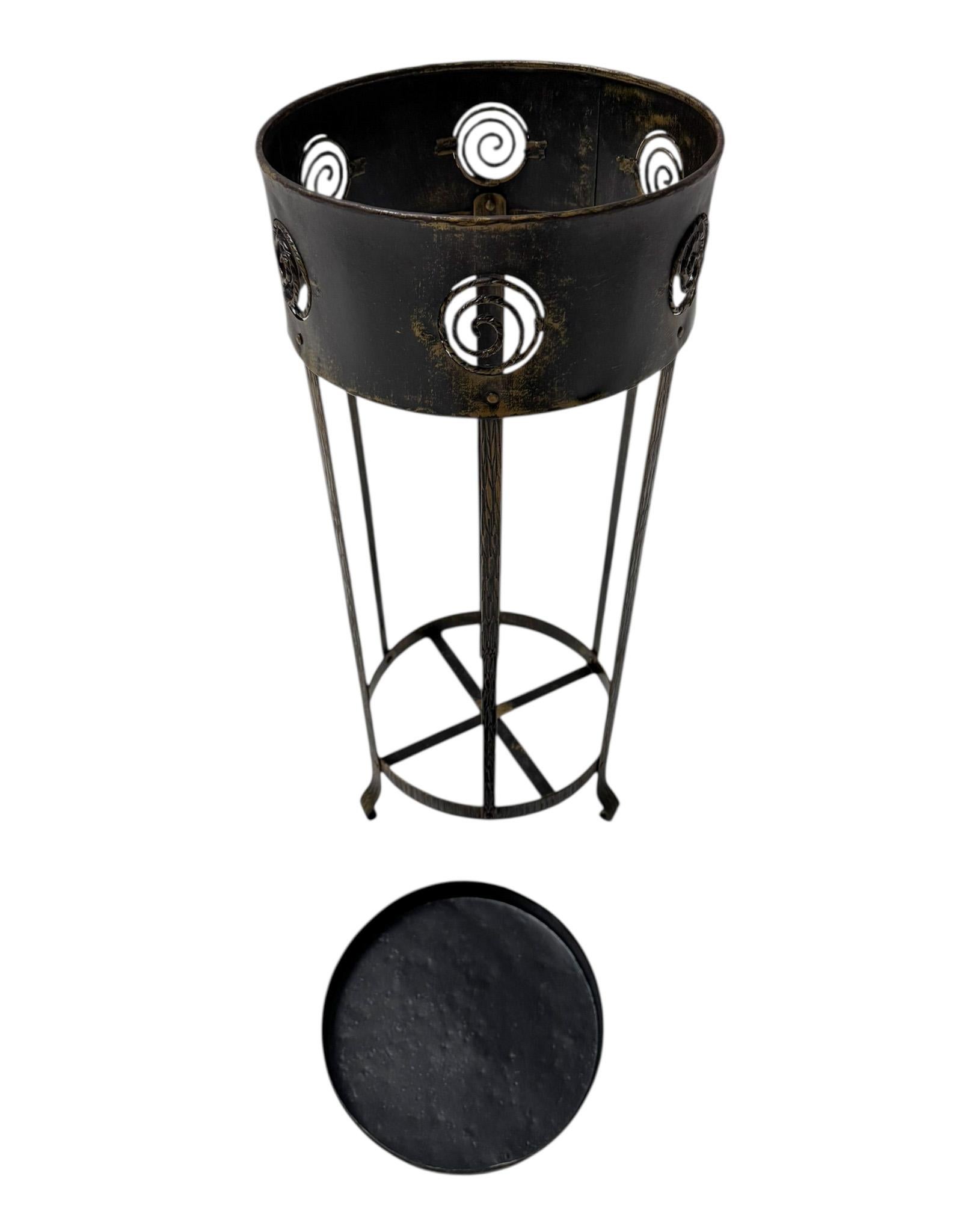 Superbe et élégant porte-parapluie de la Sécession viennoise.
Un design autrichien saisissant des années 1900.
Cadre en métal patiné d'origine avec section d'égouttage en métal laqué noir d'origine.
Ce magnifique porte-parapluie de la Sécession