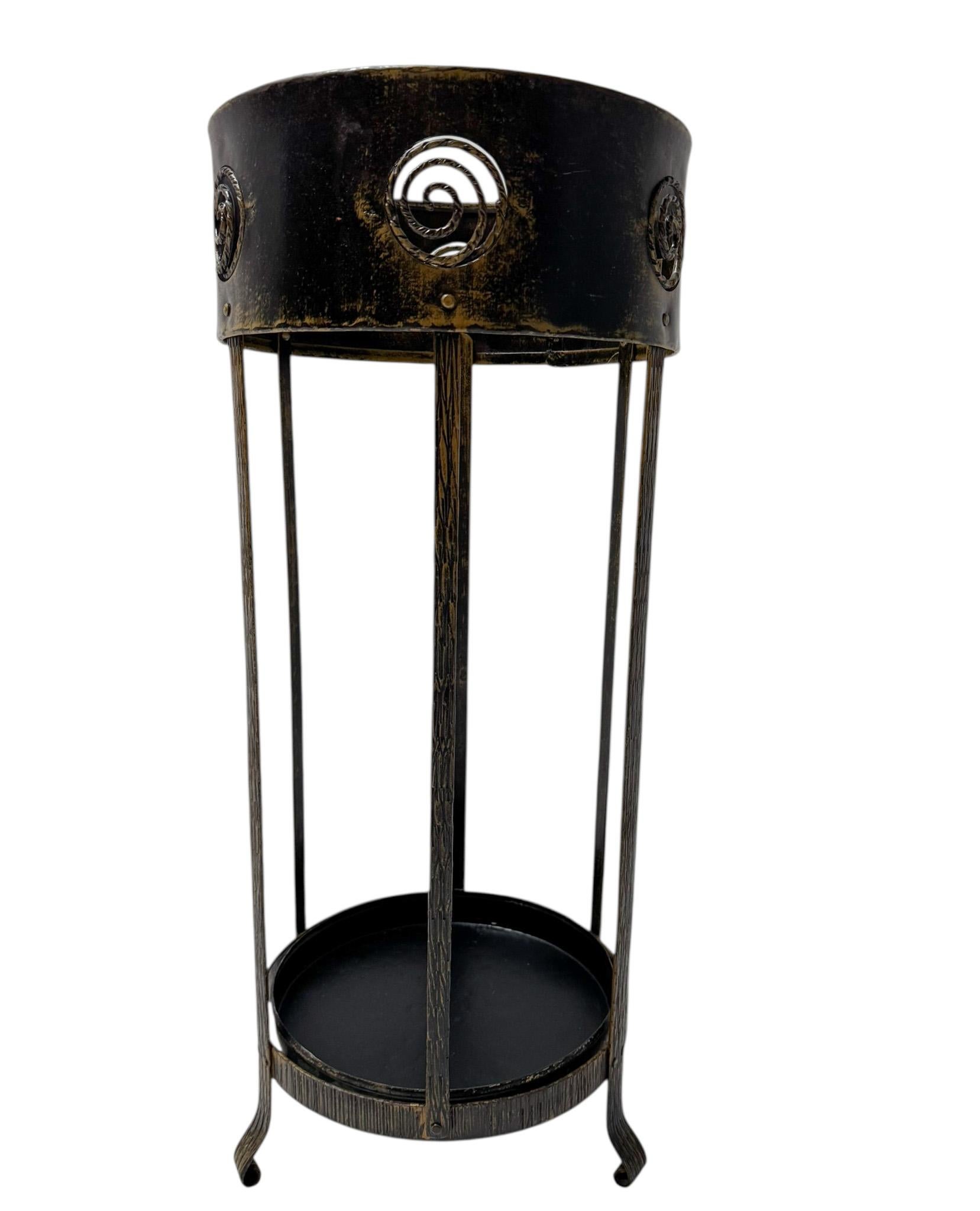 Début du 20ème siècle Porte-parapluie en métal patiné de la Sécession viennoise, années 1900 en vente