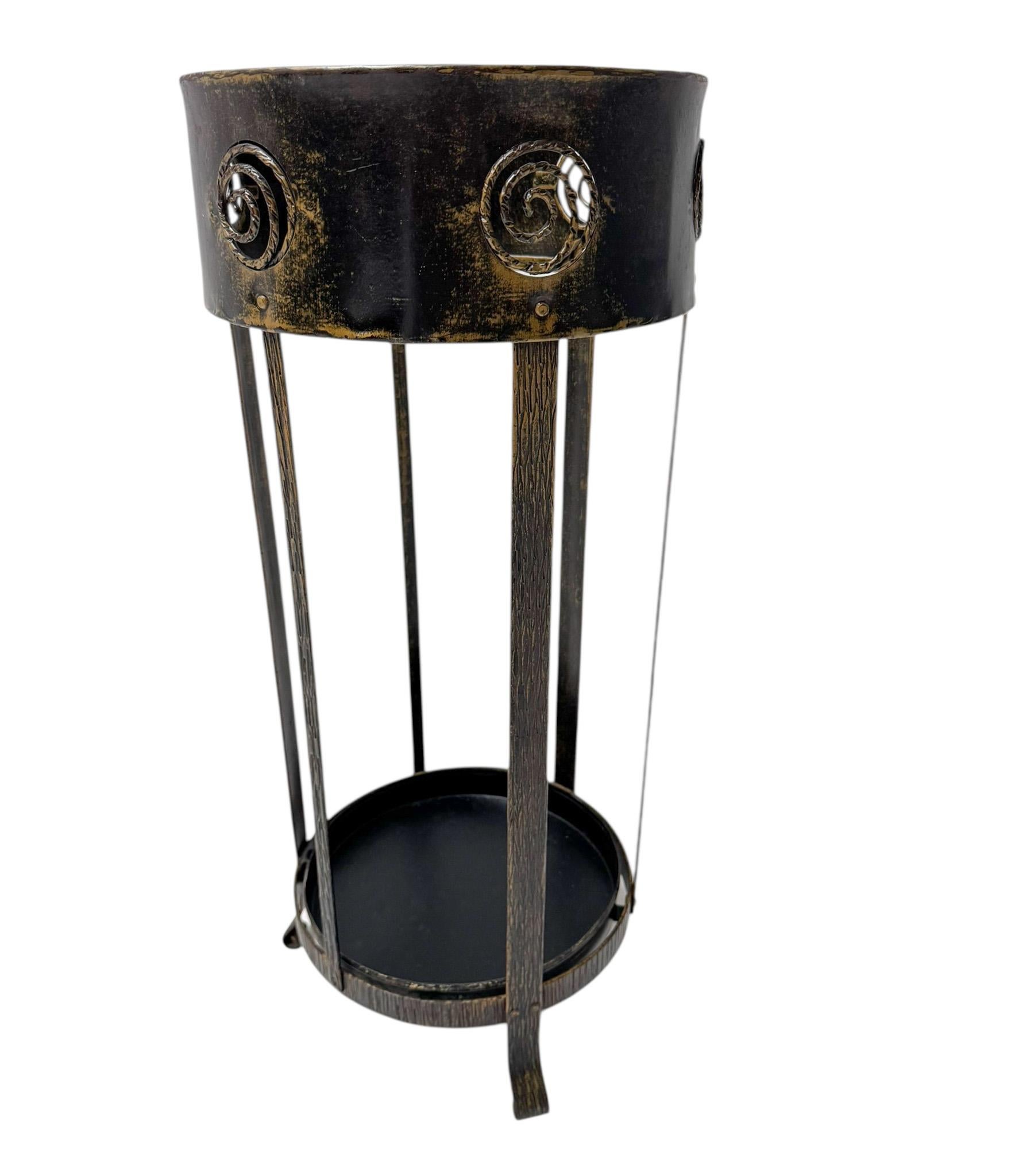 Porte-parapluie en métal patiné de la Sécession viennoise, années 1900 en vente 1