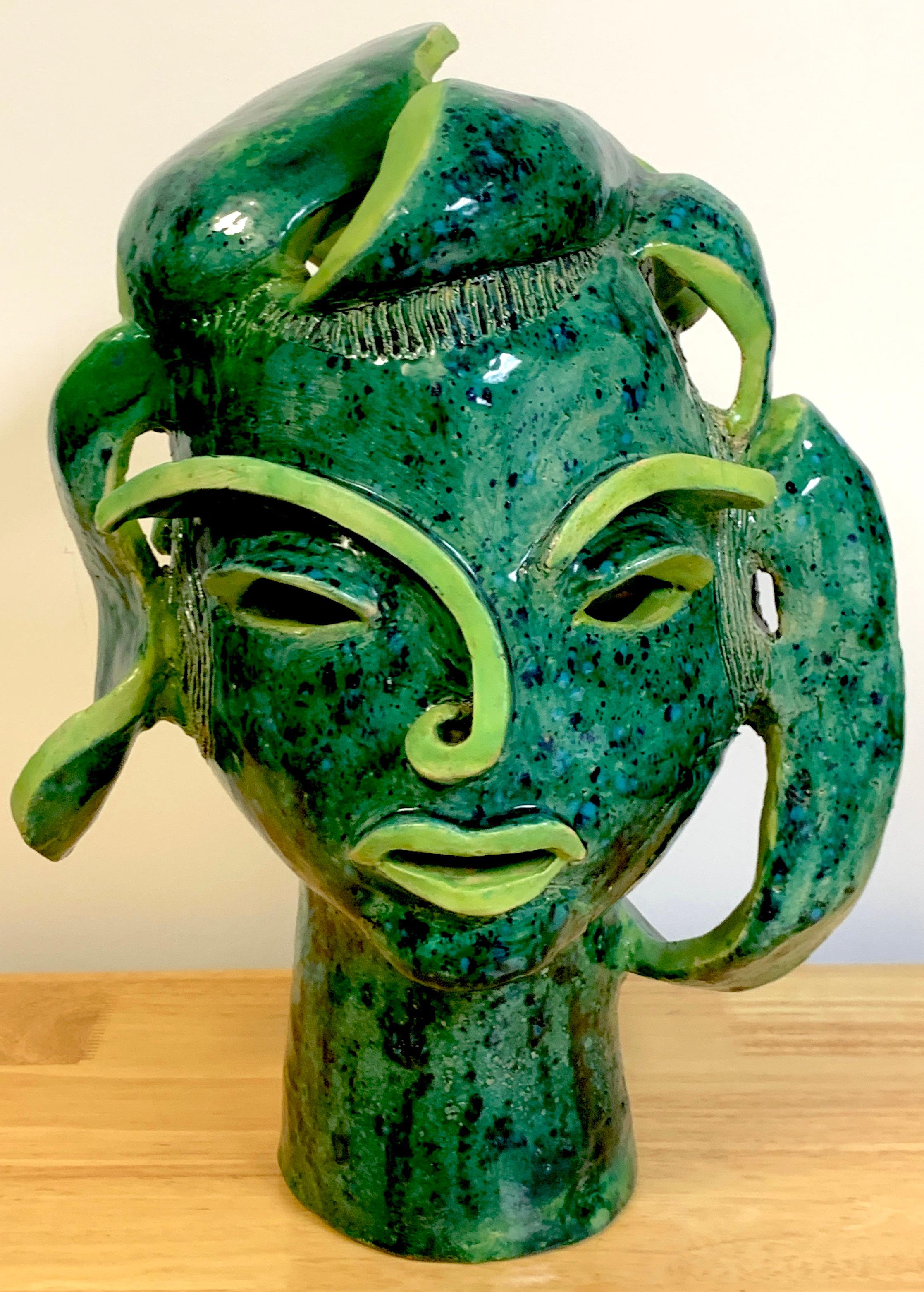 Buste de femme abstrait en poterie de la Sécession viennoise, vers 1930 
De grande taille, ce buste abstrait en poterie à glaçure verte montre des influences de la Wiener Werkstätte et des artistes de la sécession viennoise. Cette œuvre n'est pas