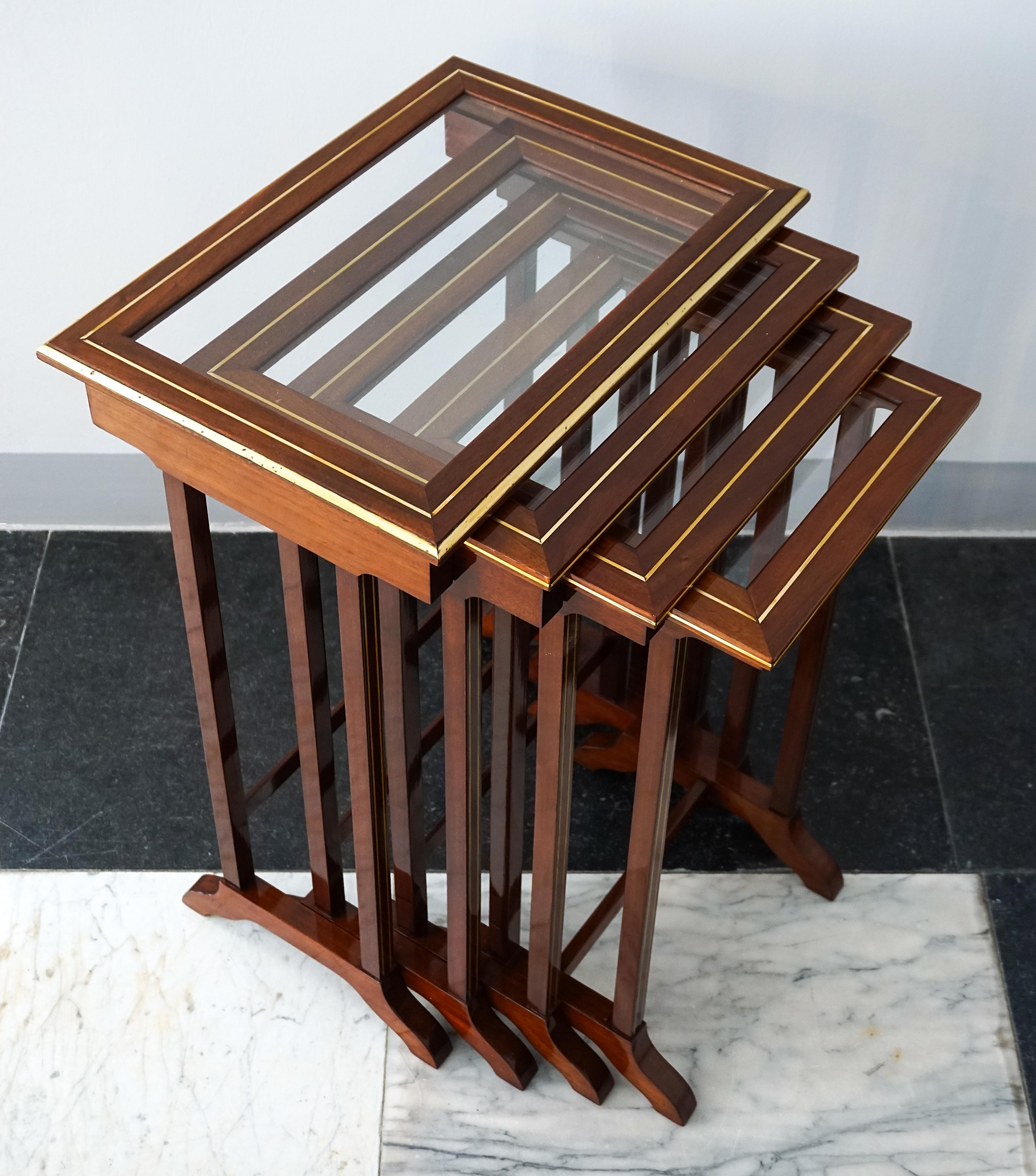 Autrichien Ensemble de tables d'appoint de la Sécession viennoise, assiettes en verre incrustées de laiton Art nouveau, 1900 en vente