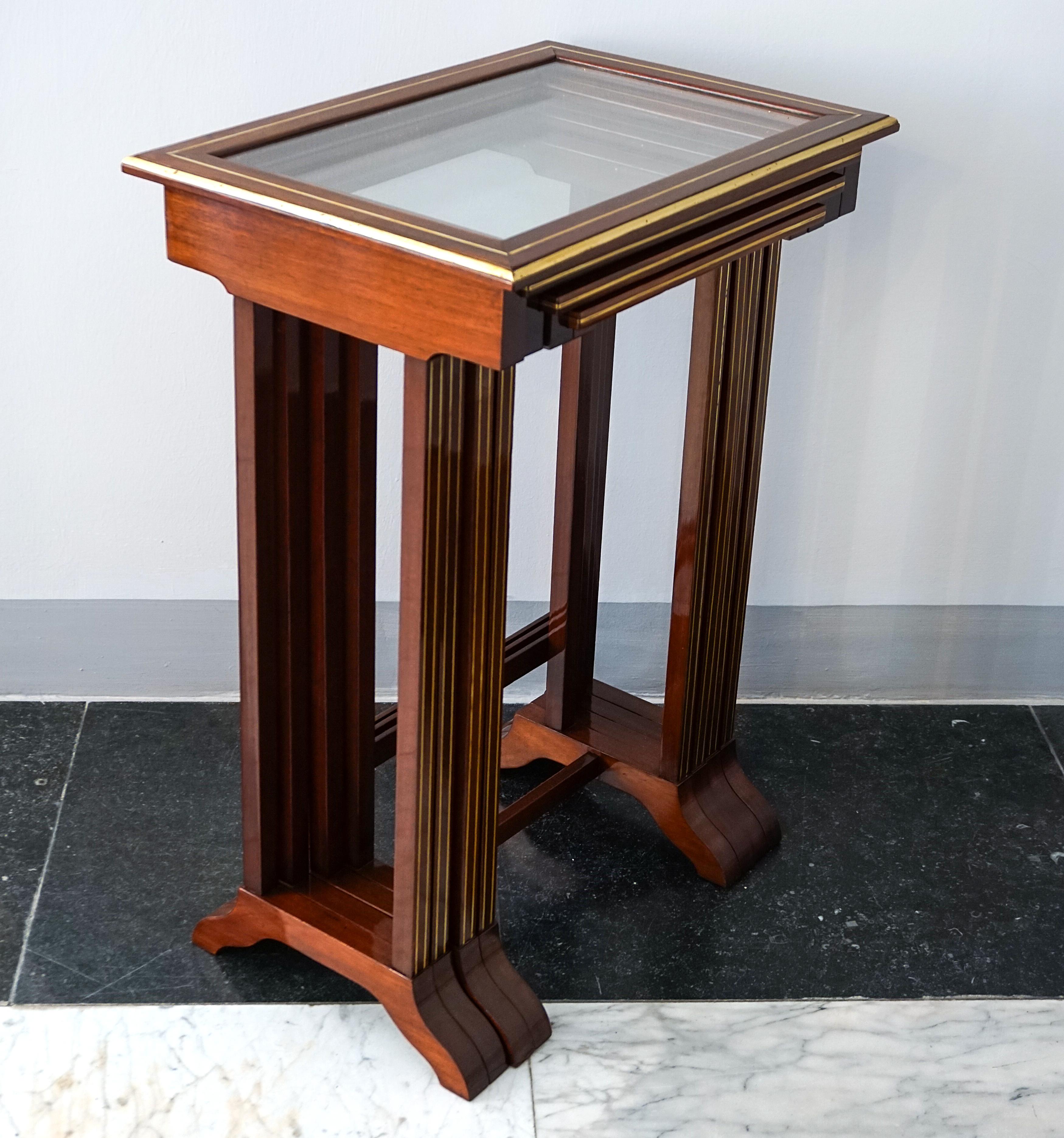 Ensemble de tables d'appoint de la Sécession viennoise, assiettes en verre incrustées de laiton Art nouveau, 1900 Excellent état - En vente à Vienna, AT