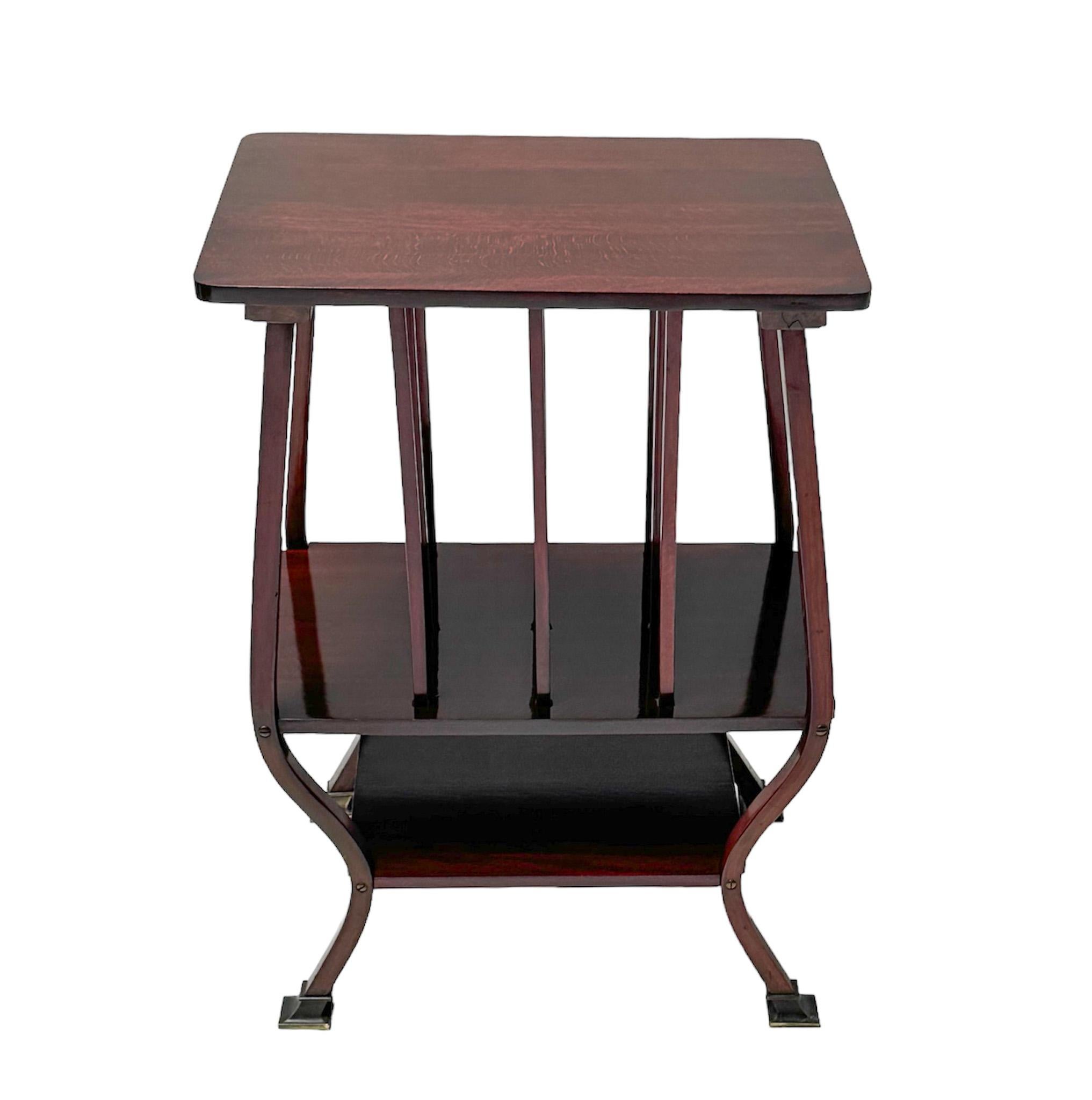 Étonnante et rare table d'appoint de la Sécession viennoise.
Design/One par Gustav Siegel pour Gebrüder Thonet Austria.
Un design autrichien saisissant des années 1900.
Cadre d'origine en hêtre laqué avec boudins d'origine en laiton patiné à