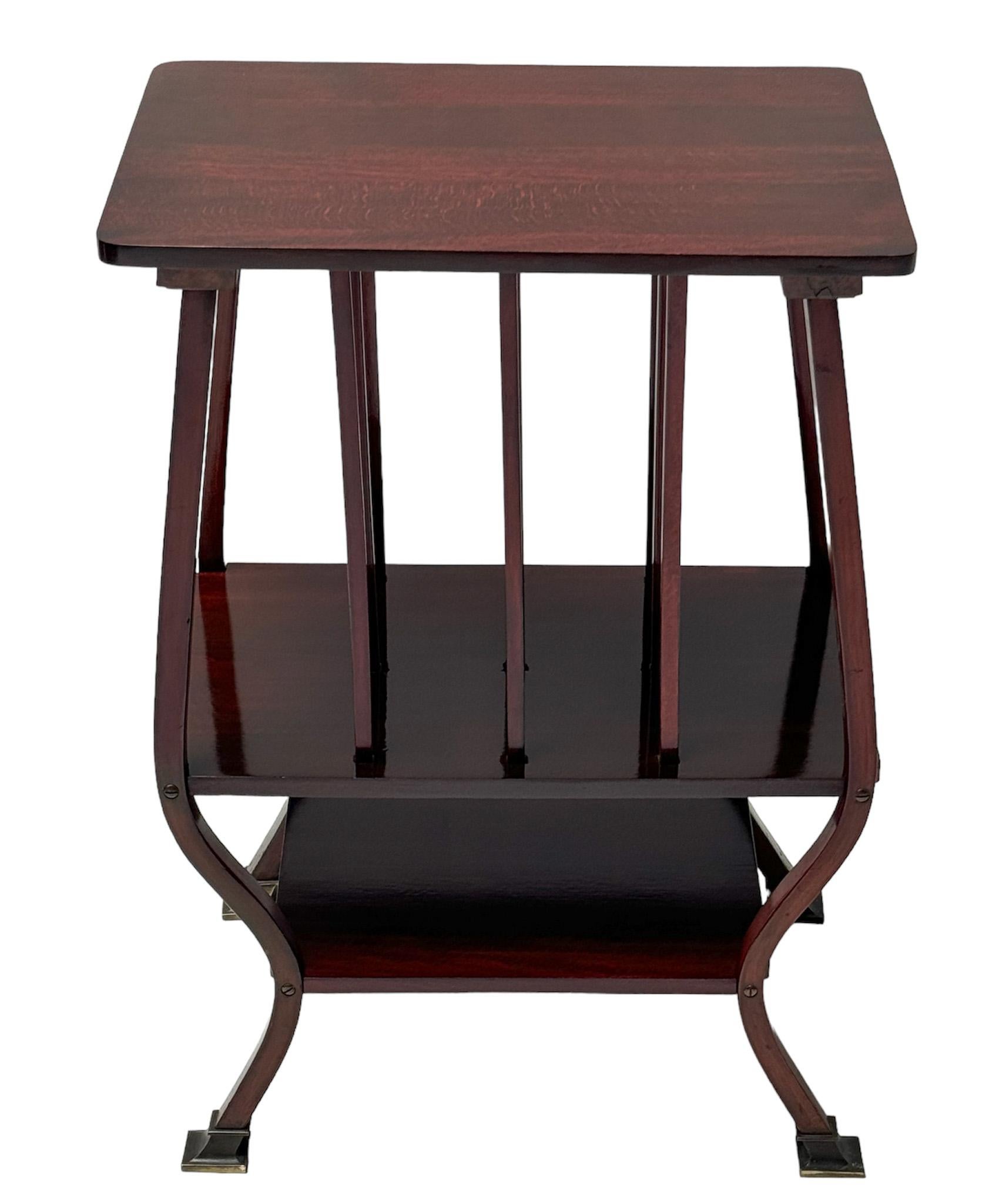 Table d'appoint de la Sécession viennoise par Gustav Siegel pour Gebrüder Thonet Autriche, années 1900 Bon état - En vente à Amsterdam, NL