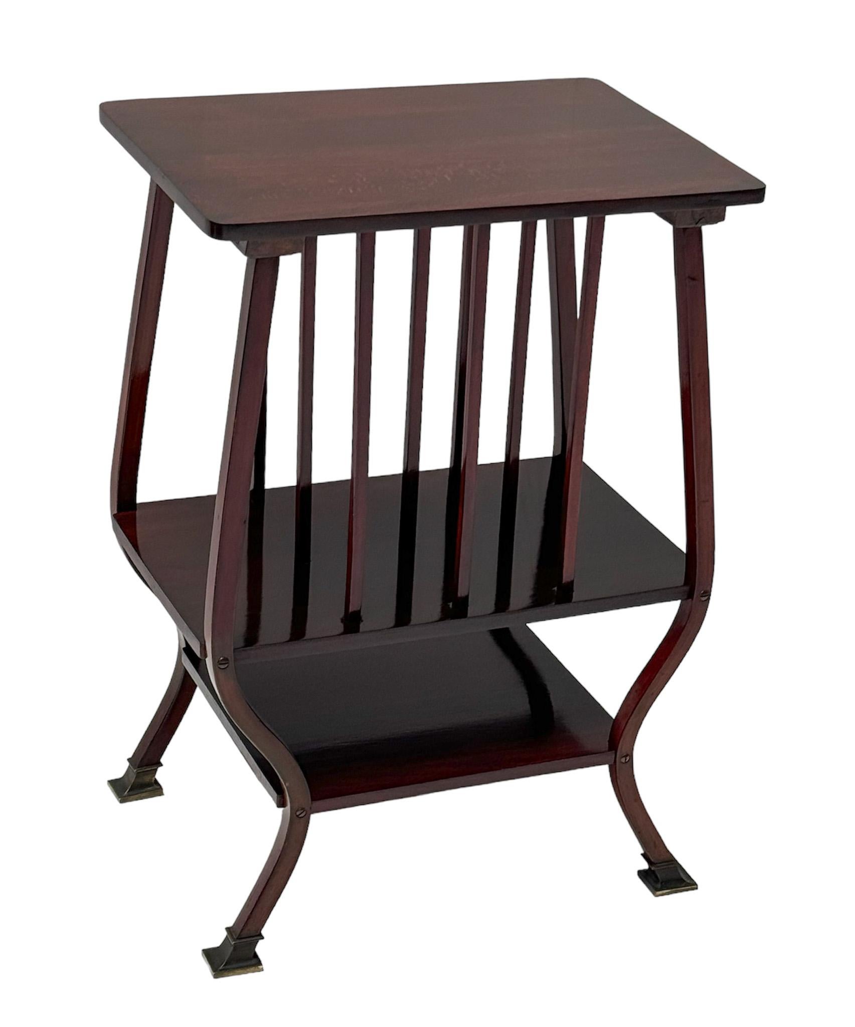 Début du 20ème siècle Table d'appoint de la Sécession viennoise par Gustav Siegel pour Gebrüder Thonet Autriche, années 1900 en vente