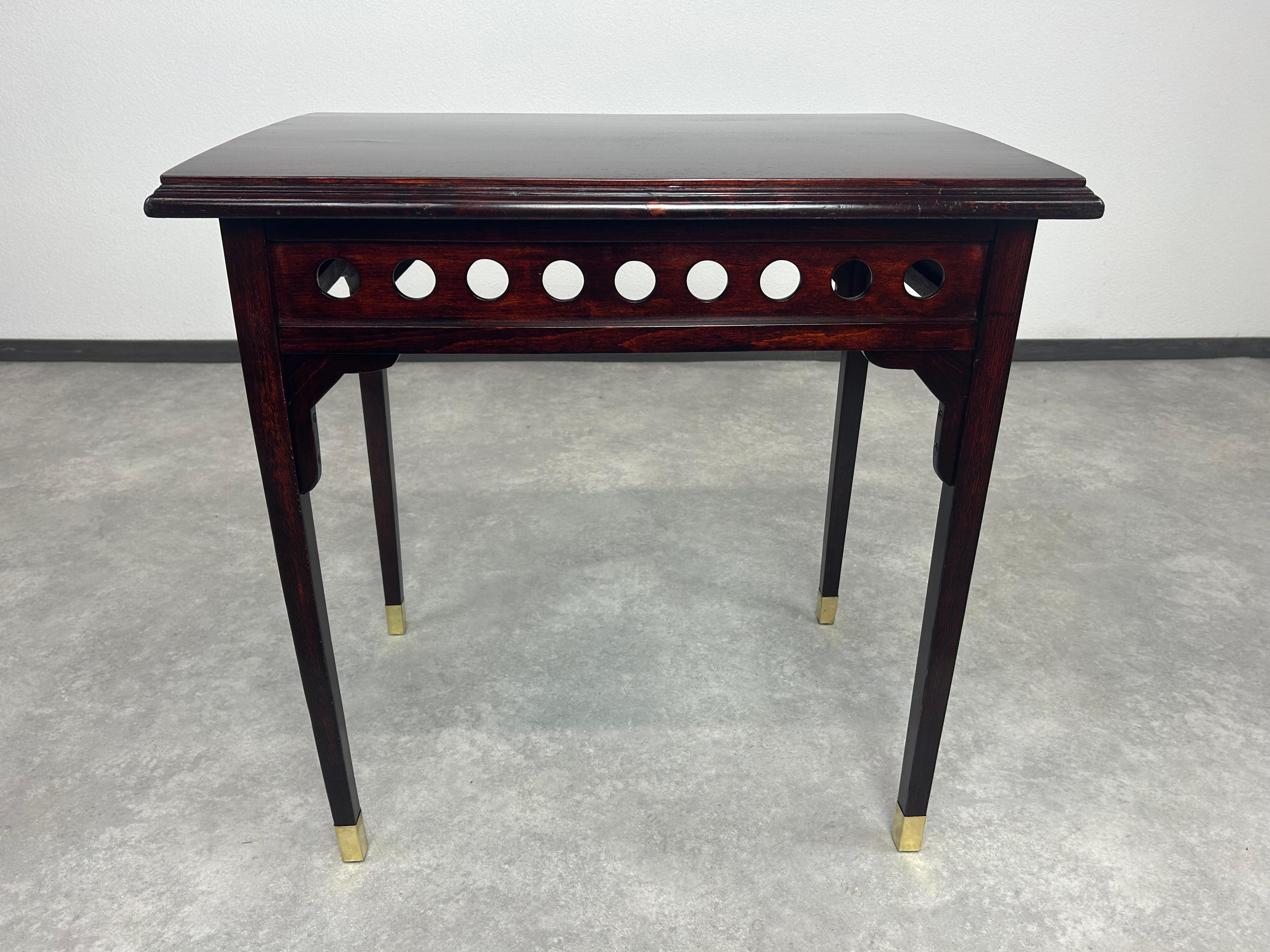 Table d'appoint Vienna secession de Josef Hoffmann pour J&J Kohn. Teinté et repoli professionnellement avec des embouts de jambe en laiton.