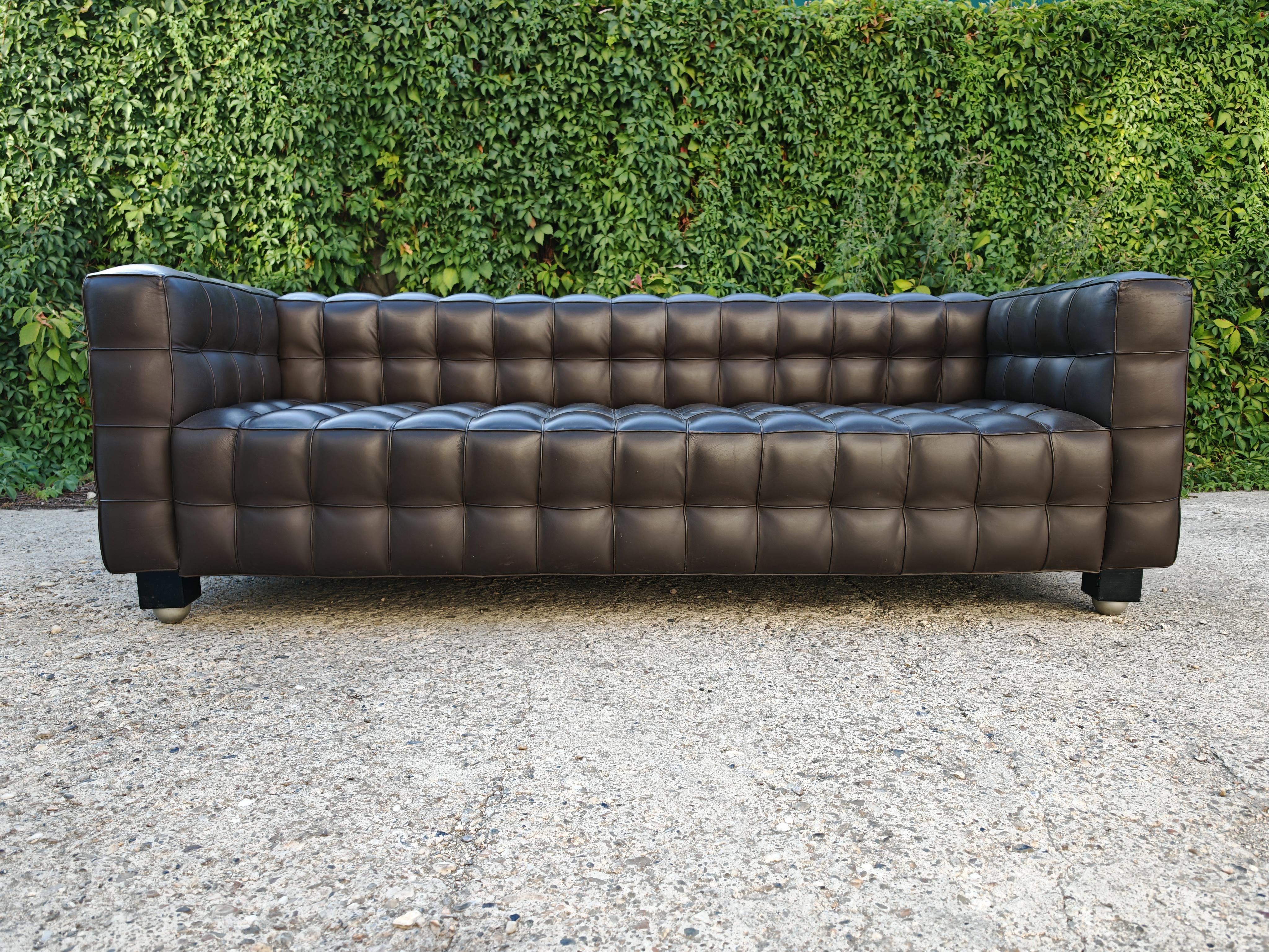 Vous trouverez dans cette annonce un très rare canapé 3 places 