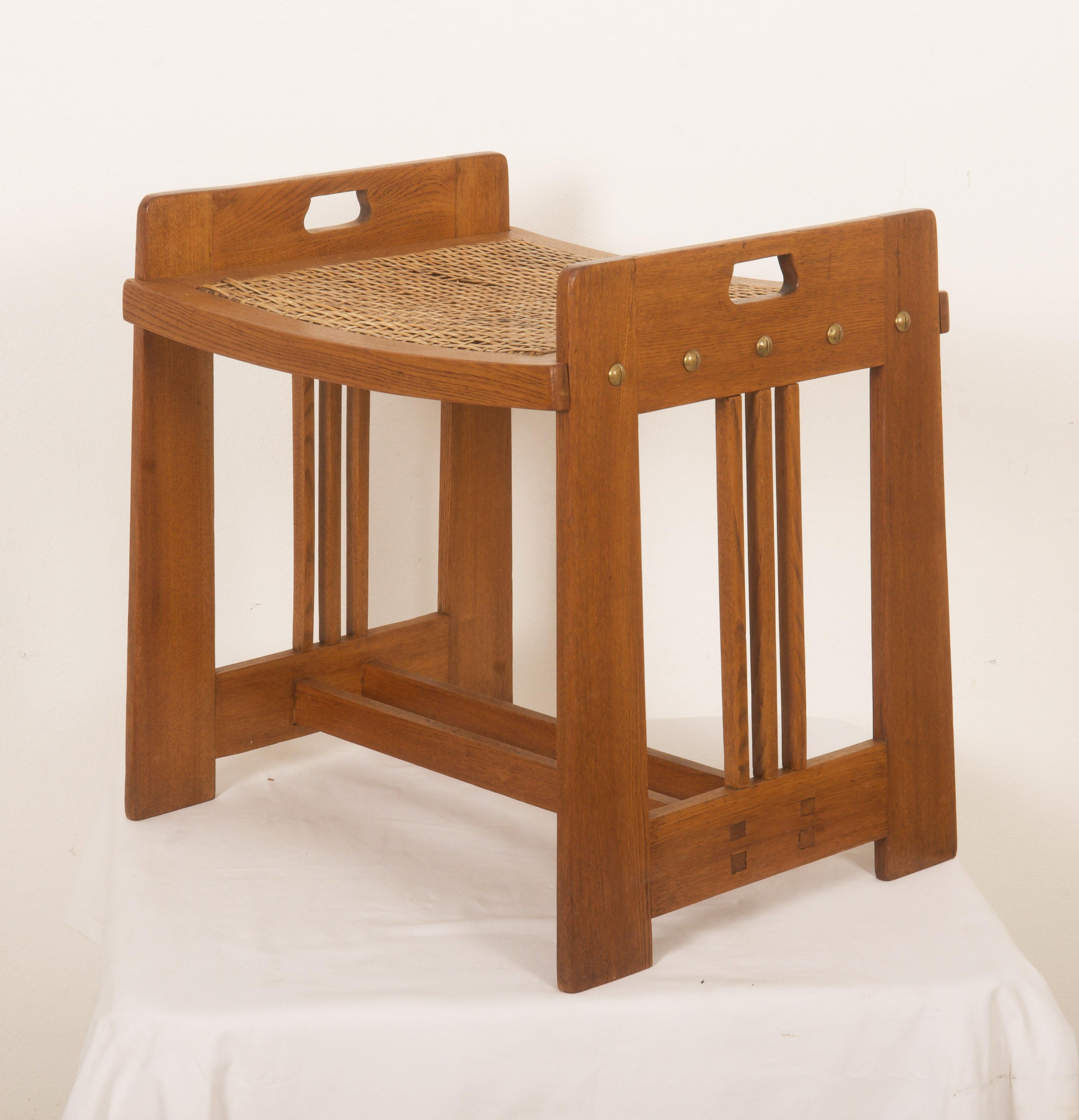 Armazón de roble con asiento de caña, diseñado por el diseñador de la Secesión vienesa Wilhelm Schmidt hacia 1900 para Prag-Rudniker Korbwaren-Fabrication. Totalmente restaurado, pero el asiento sigue siendo el original, aunque se puede sustituir si