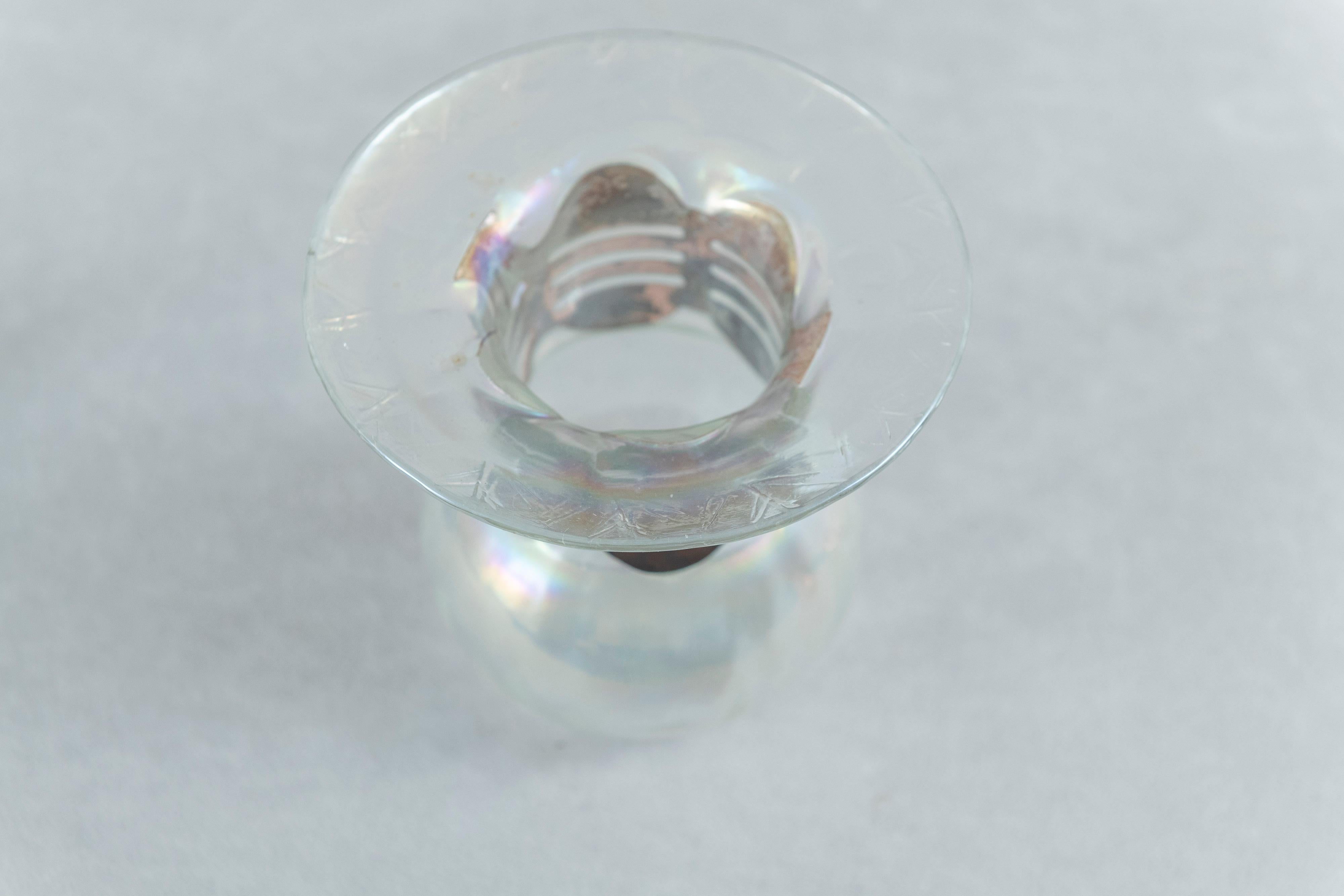  Ce charmant petit vase est un bel exemple du mouvement sécessionniste viennois. La couche de cuivre travaillée à la main est tout ce que vous devez regarder pour comprendre ce que je dis. Le verre soufflé à la main est irisé et présente une myriade