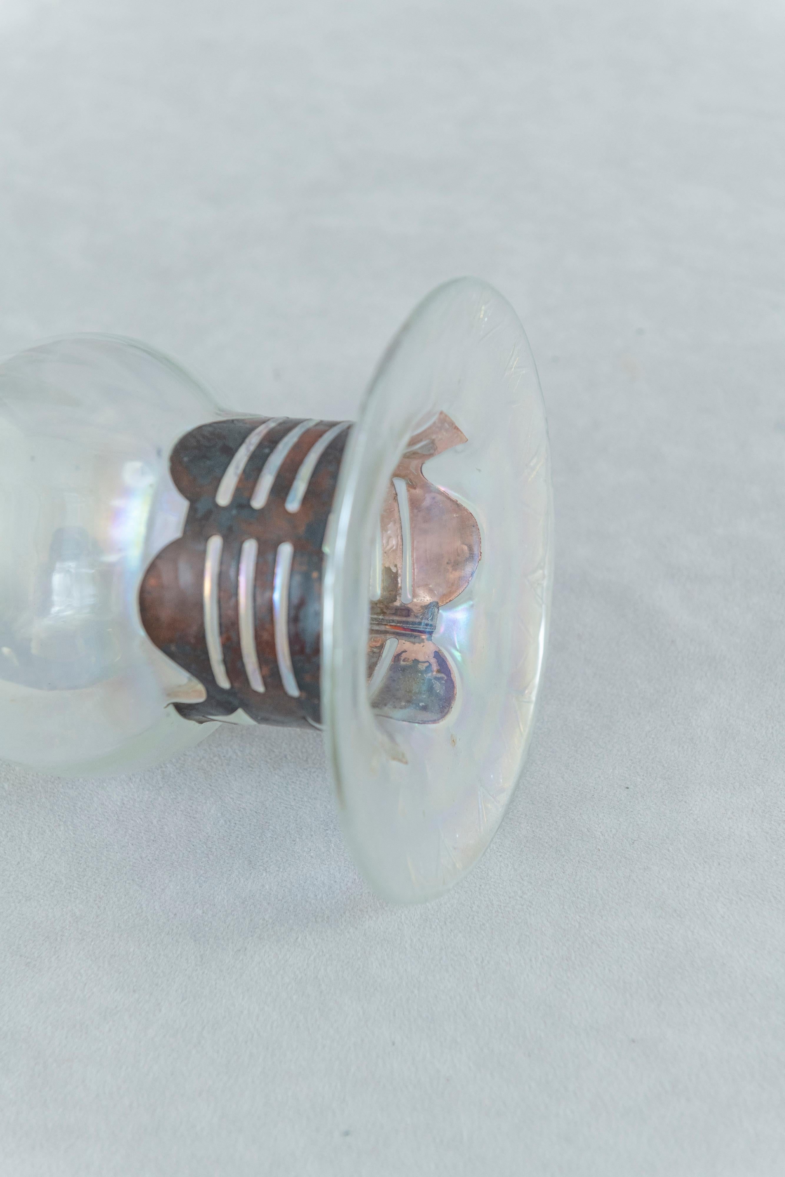 Sécession viennoise Vase en verre d'art sécessionniste viennois avec superposition de cuivre, vers 1910 en vente