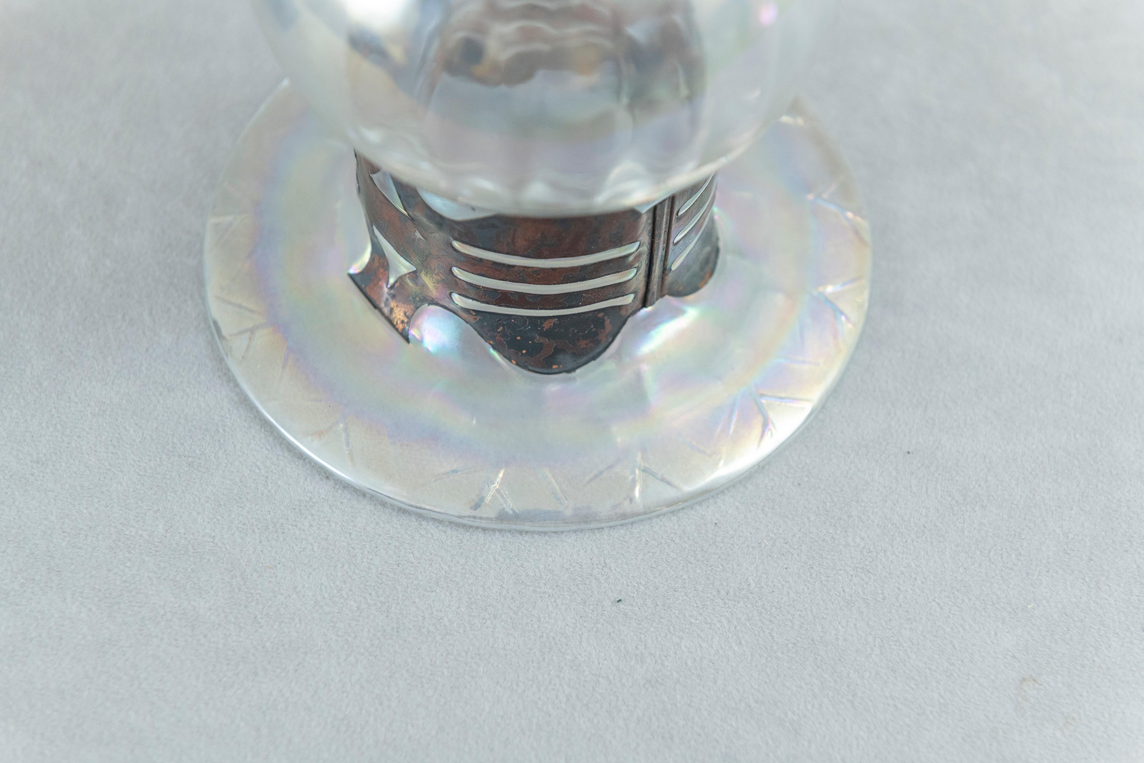 Fait main Vase en verre d'art sécessionniste viennois avec superposition de cuivre, vers 1910 en vente