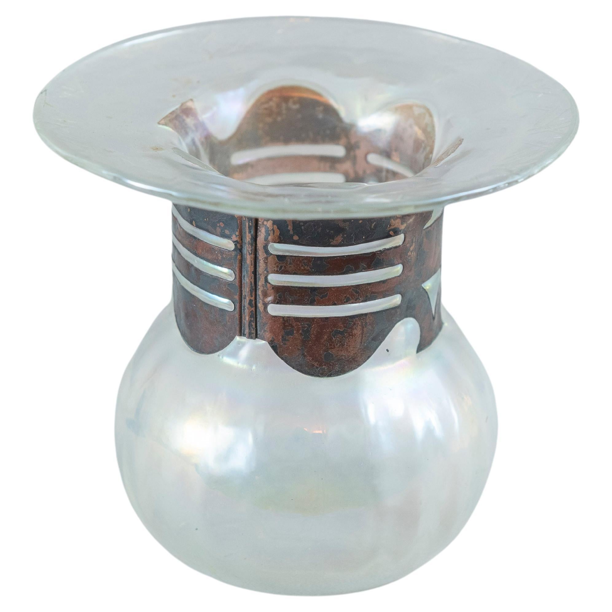 Vase en verre d'art sécessionniste viennois avec superposition de cuivre, vers 1910