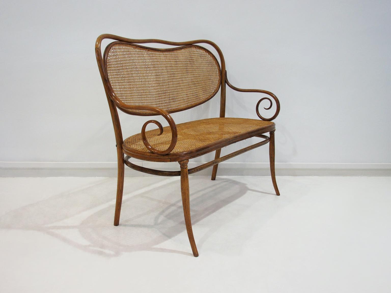 Vienna Secessionist Bentwood and Rattan Settee by Thonet Brothers In Good Condition For Sale In Madrid, ES