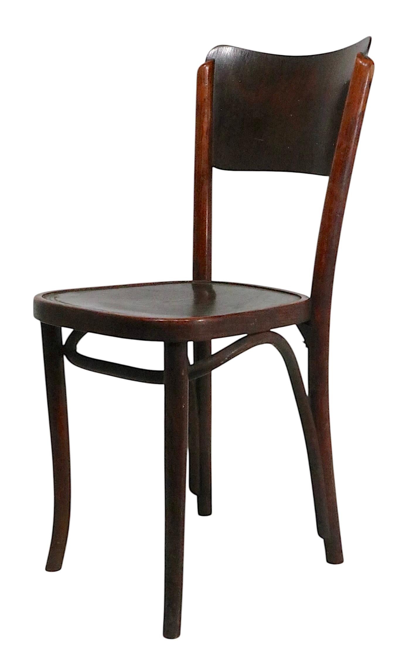Vienna secessionista  Sedia da pranzo in stile caffè e bistrot realizzata in faggio con la tecnica della piegatura a vapore. Questo esemplare è stato realizzato in Austria, intorno al 1910/20, attribuito a Thonet, non firmato. Strutturalmente sano e