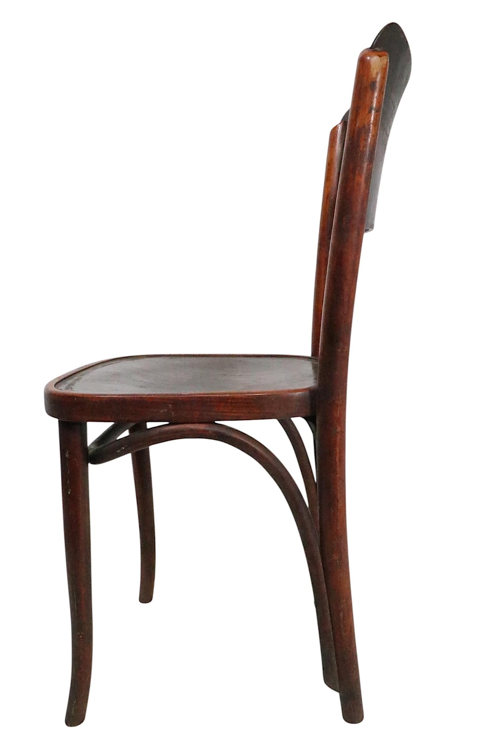 Sedia da pranzo bistrot da caffè in legno di Vienna secessionista, attribuita a Thonet, anni 1910/20 ca. In condizioni buone in vendita a New York, NY