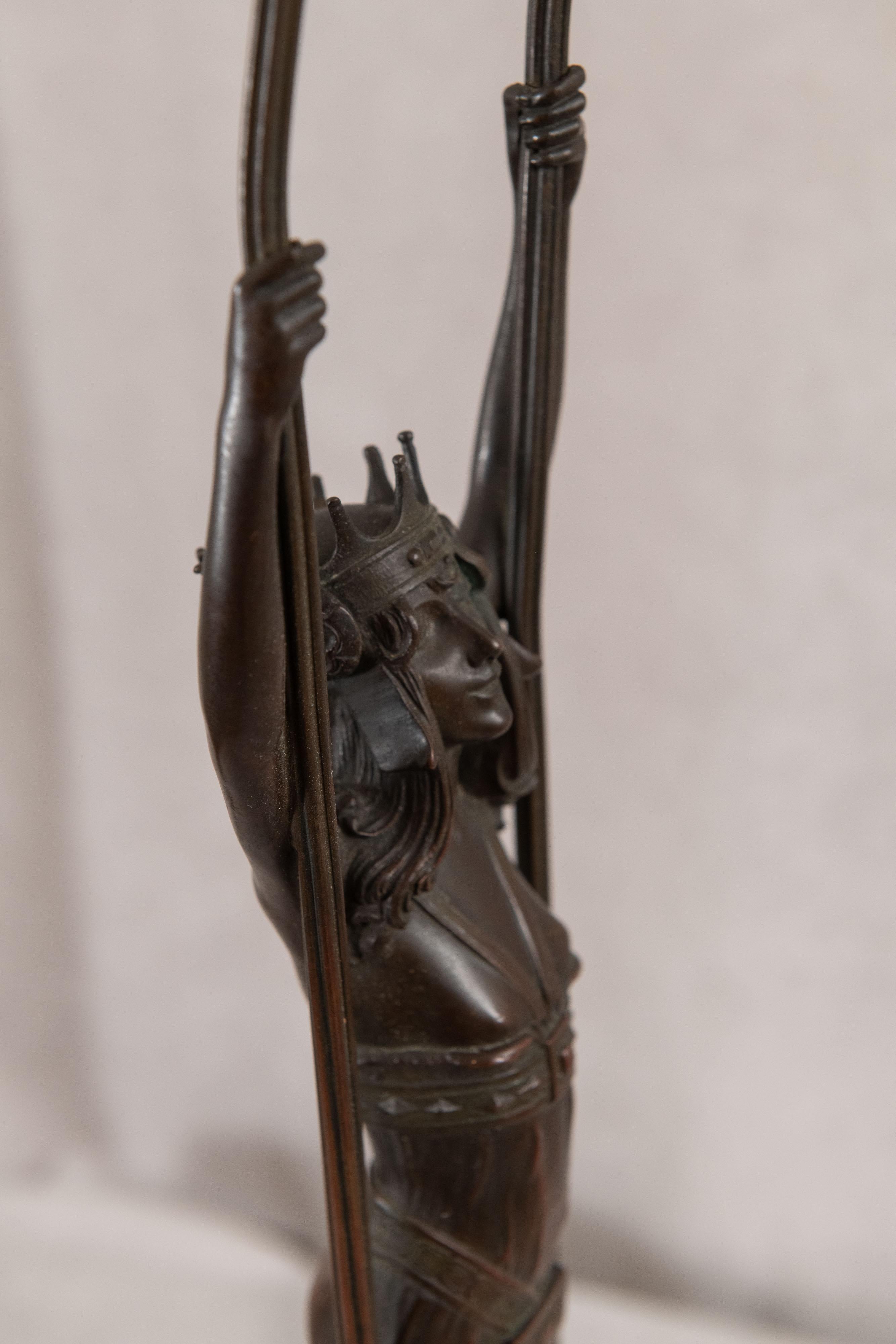 Lampe figurative du Sécessionnisme viennois, vierge avec couronne tenant 2 abat-jours en verre d'art 1910 en vente 2