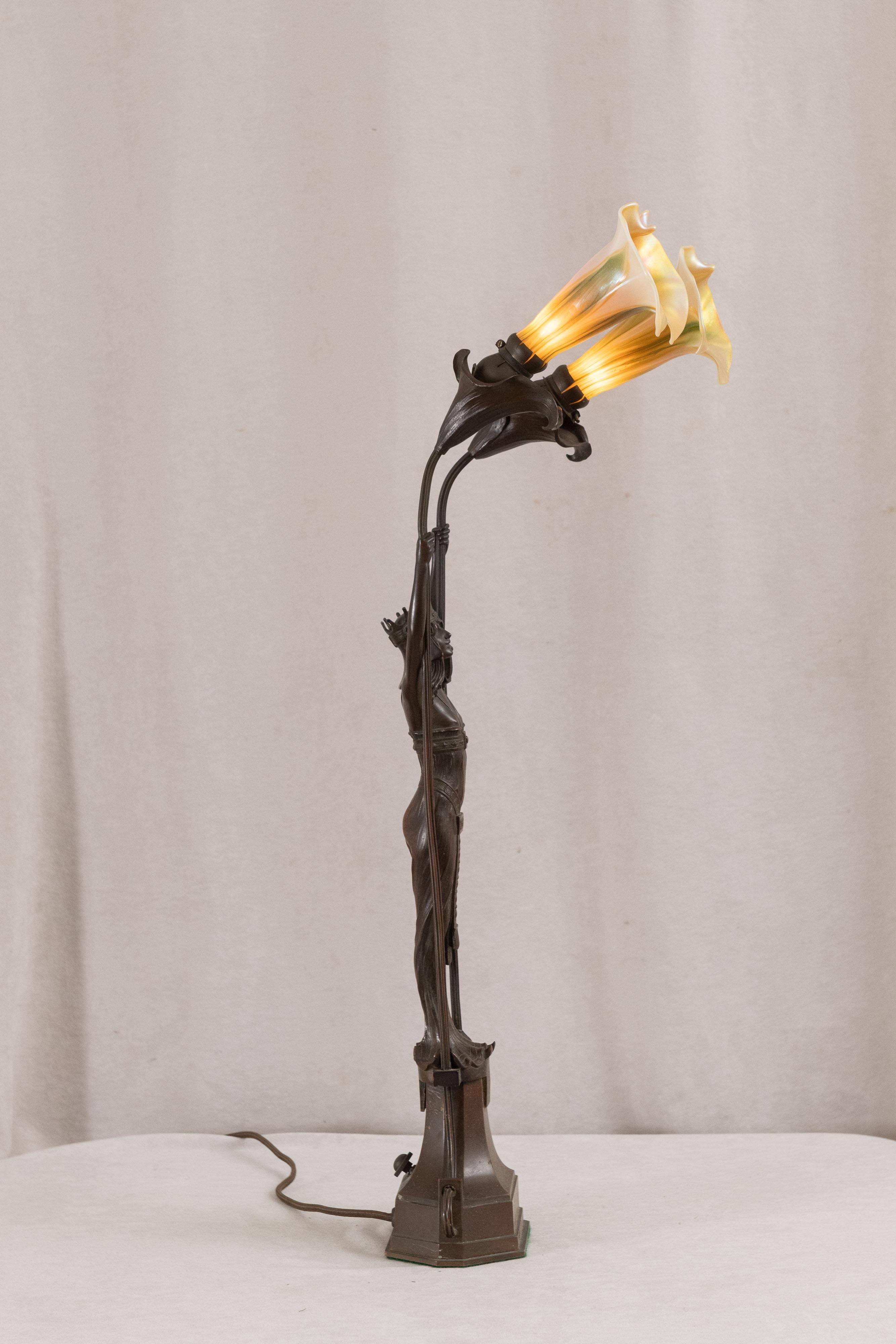 Lampe figurative du Sécessionnisme viennois, vierge avec couronne tenant 2 abat-jours en verre d'art 1910 en vente 3