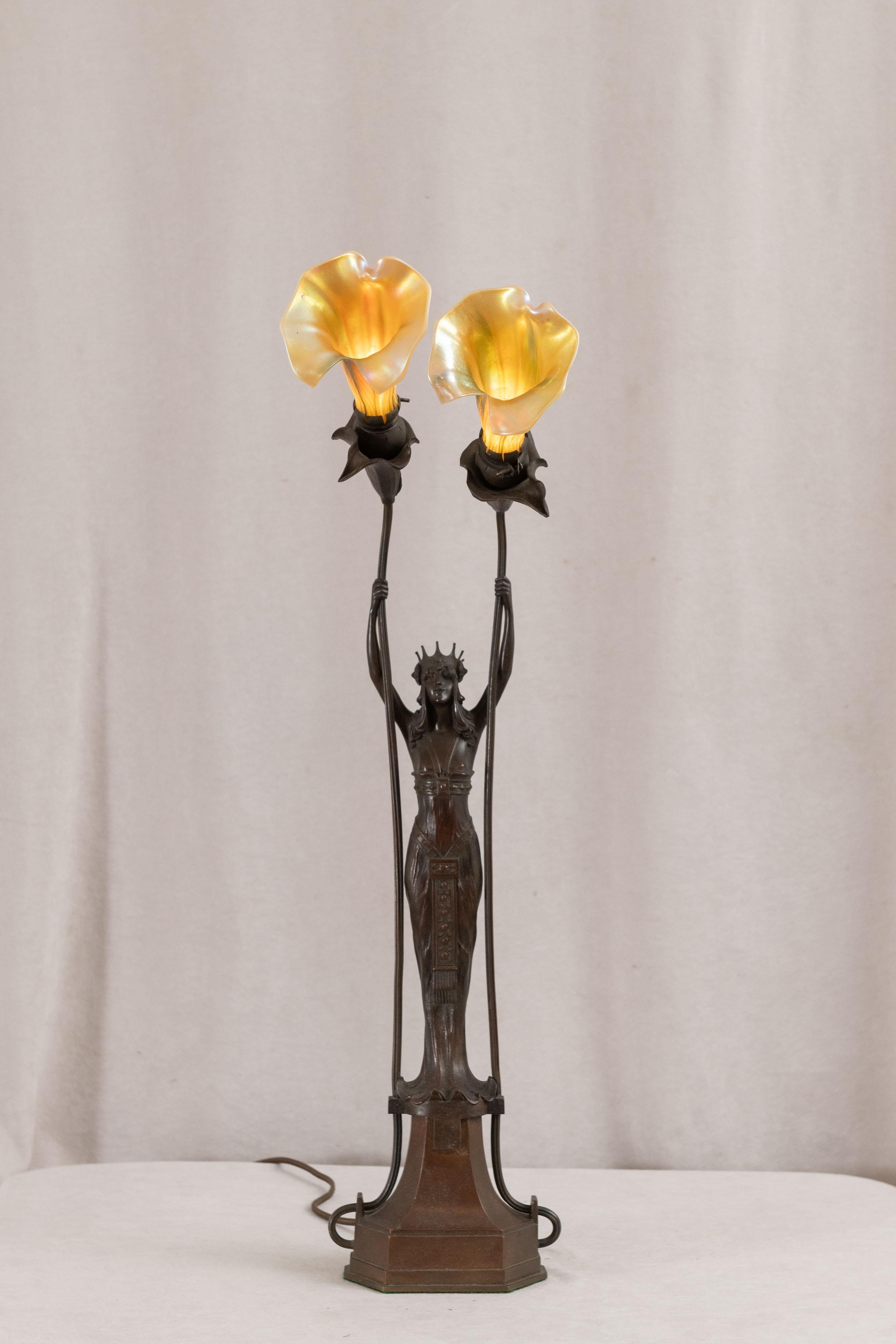 Sécession viennoise Lampe figurative du Sécessionnisme viennois, vierge avec couronne tenant 2 abat-jours en verre d'art 1910 en vente