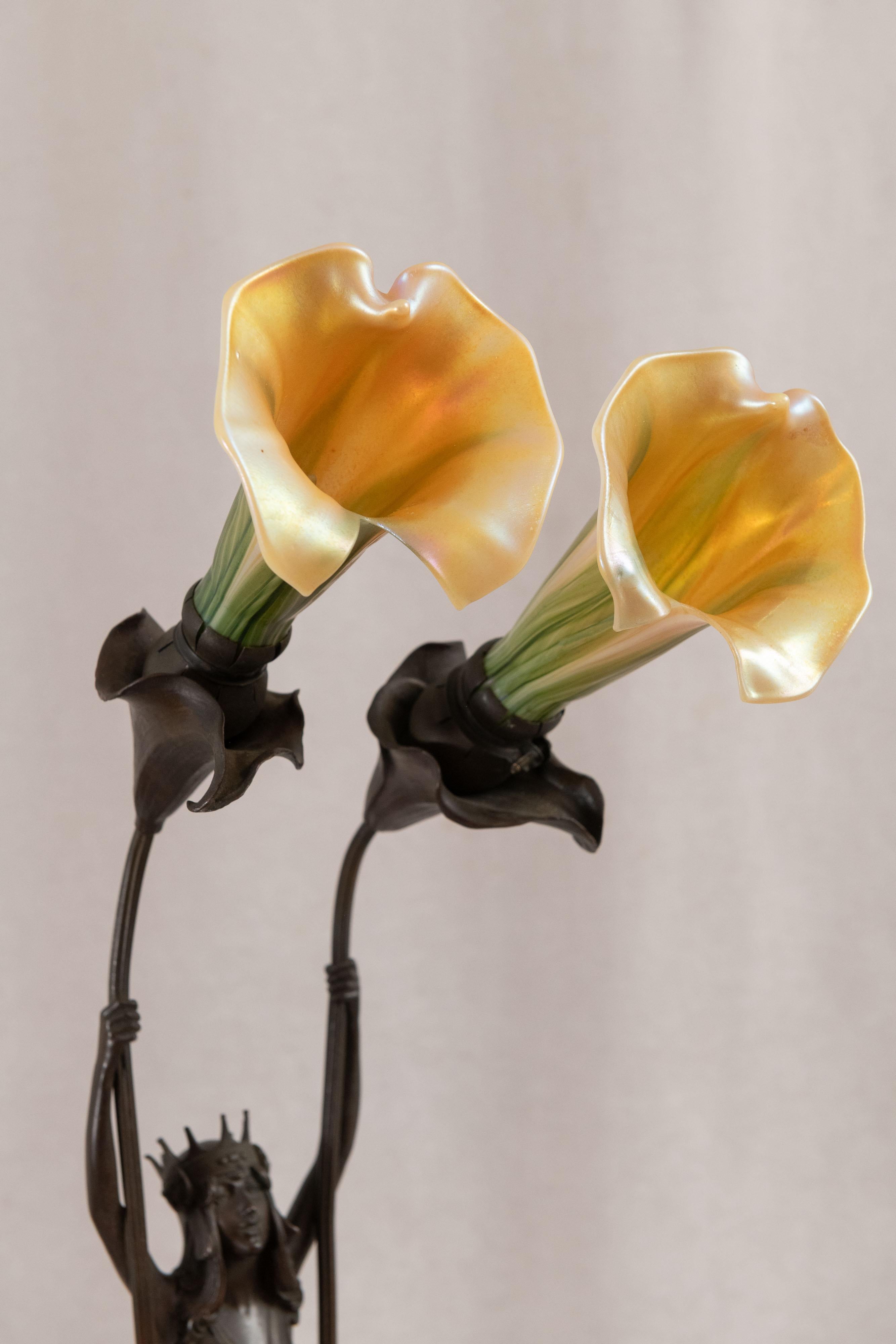 Autrichien Lampe figurative du Sécessionnisme viennois, vierge avec couronne tenant 2 abat-jours en verre d'art 1910 en vente
