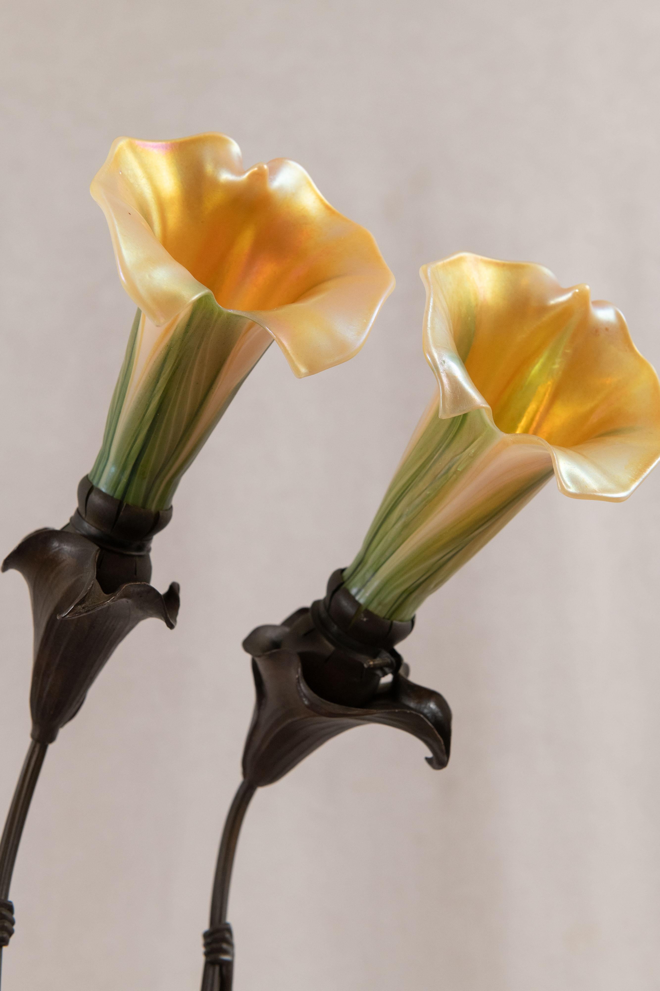 Moulage Lampe figurative du Sécessionnisme viennois, vierge avec couronne tenant 2 abat-jours en verre d'art 1910 en vente