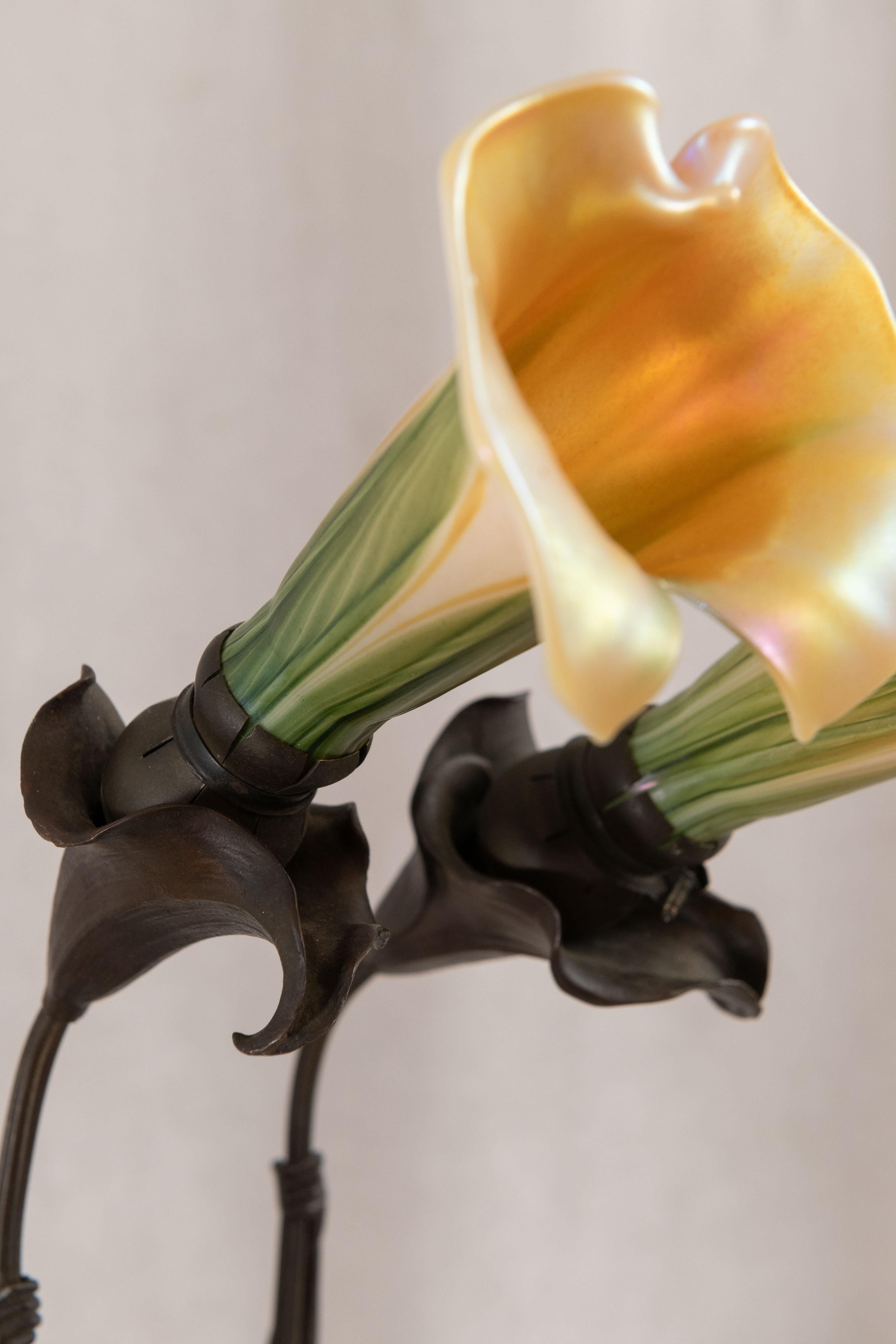 Lampe figurative du Sécessionnisme viennois, vierge avec couronne tenant 2 abat-jours en verre d'art 1910 Bon état - En vente à Petaluma, CA
