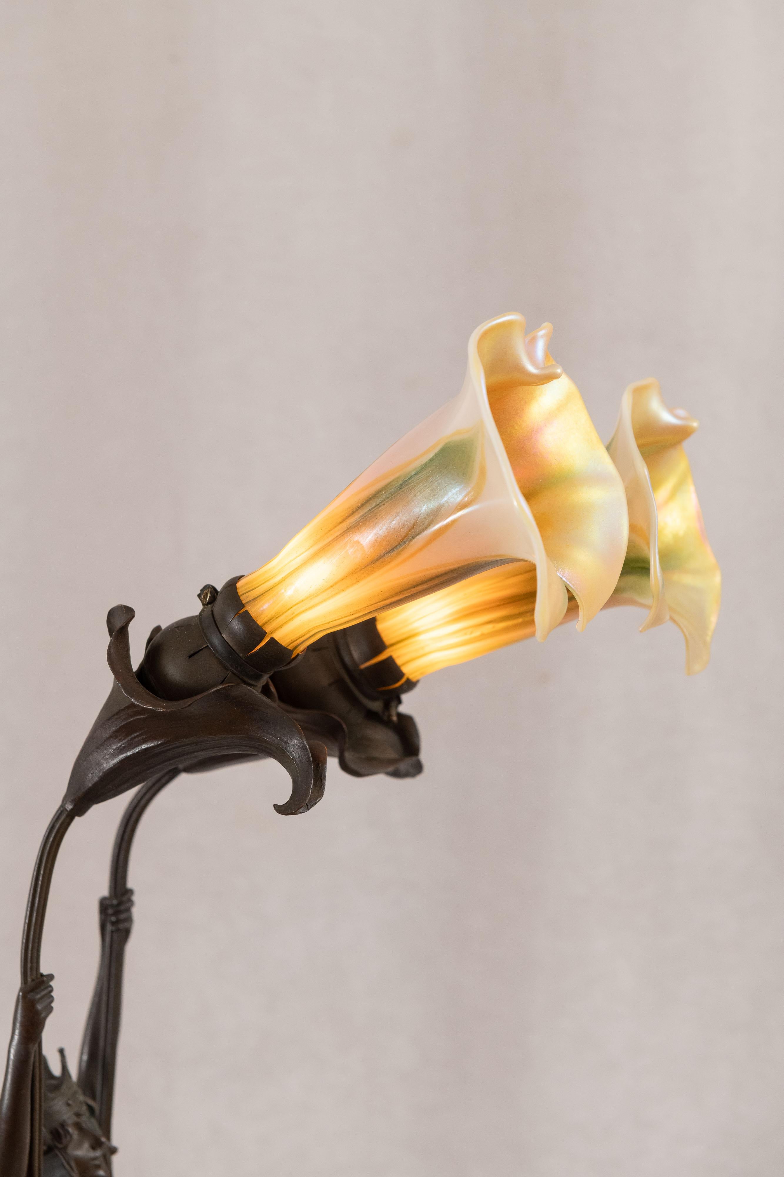 Lampe figurative du Sécessionnisme viennois, vierge avec couronne tenant 2 abat-jours en verre d'art 1910 en vente 1