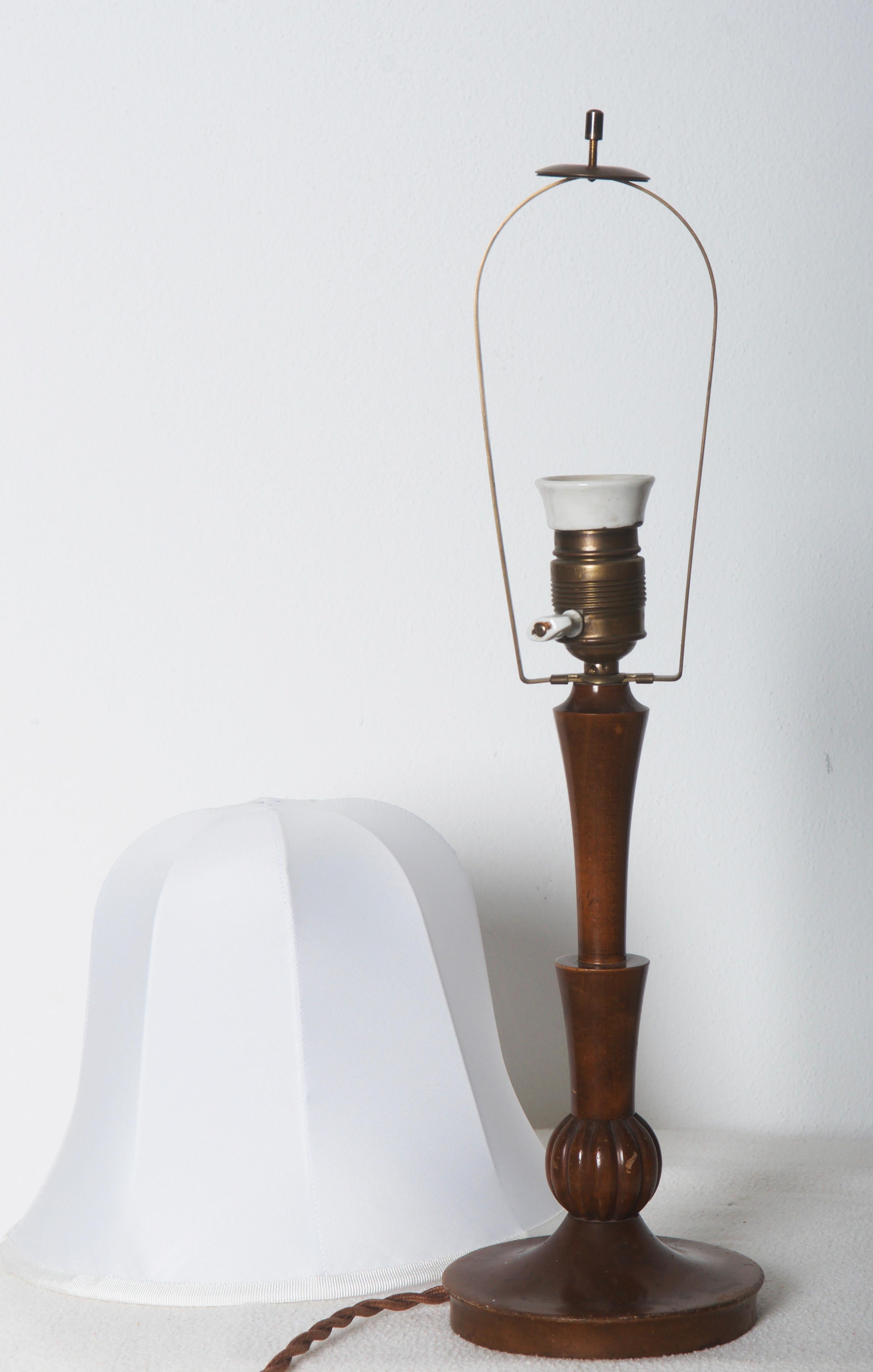 Lampe de table en bois dans le style de Dagobert Peche, fabriquée en Autriche, vers 1910.
Alimenté par une douille E27 en porcelaine, abat-jour neuf.
 