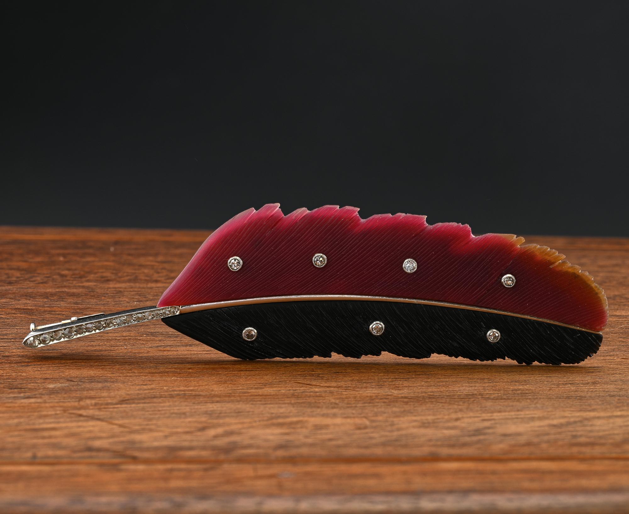 Taille mixte Broche à plumes en calcédoine et onyx signée Paltscho de Vienne, 1920 en vente