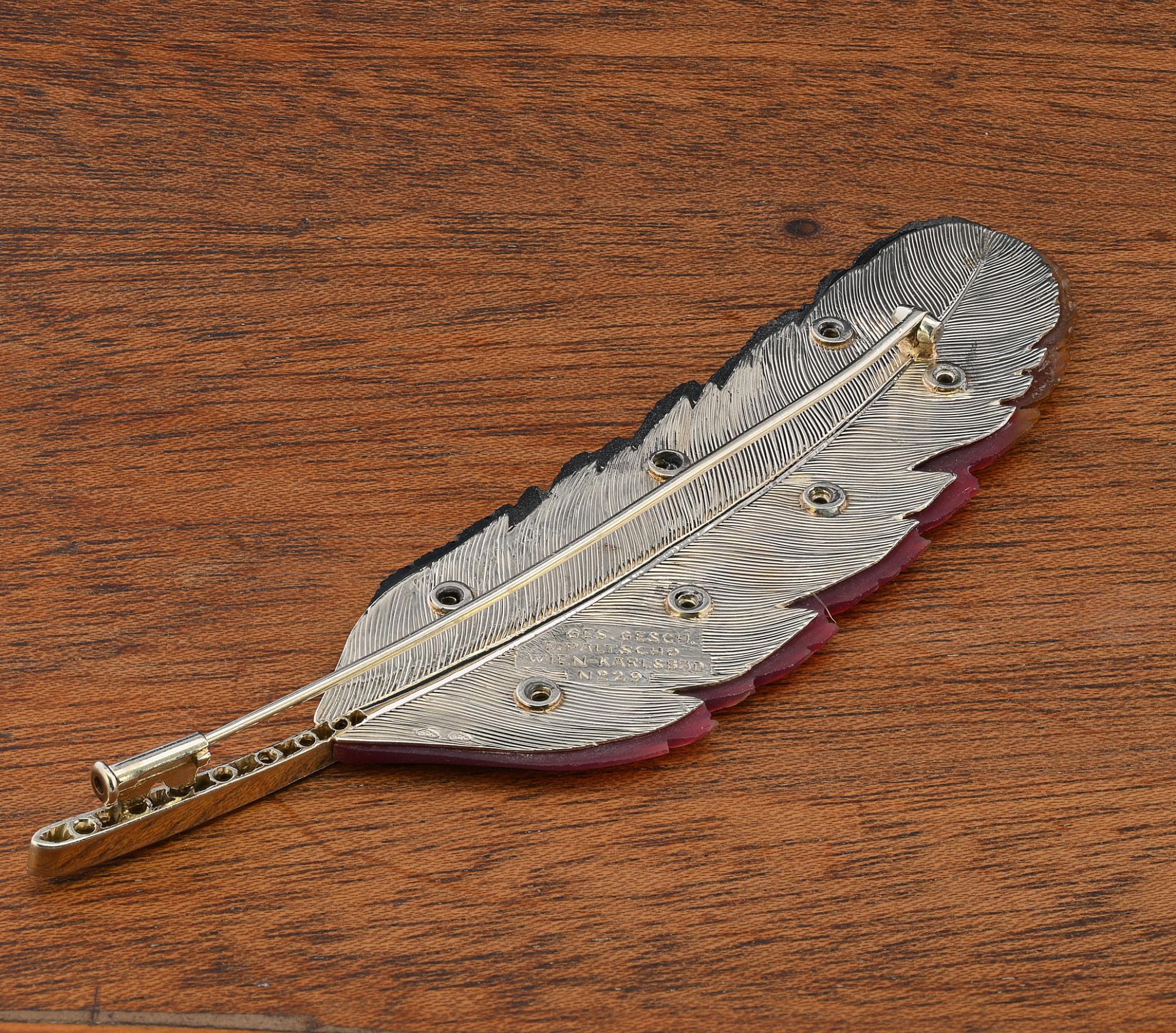 Broche à plumes en calcédoine et onyx signée Paltscho de Vienne, 1920 en vente 1