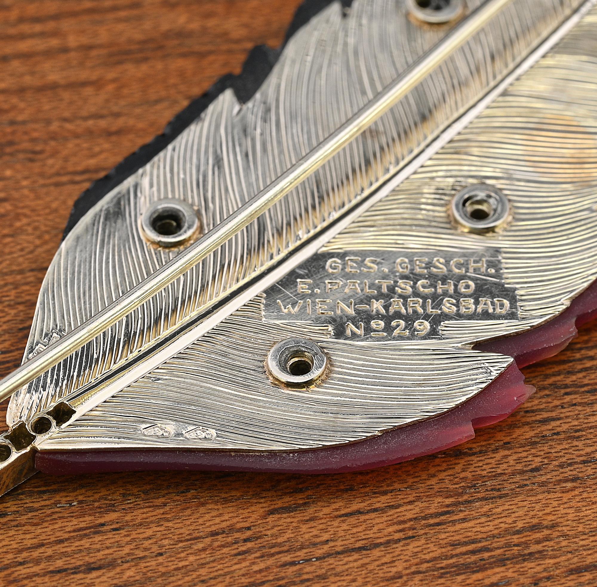 Broche à plumes en calcédoine et onyx signée Paltscho de Vienne, 1920 en vente 2