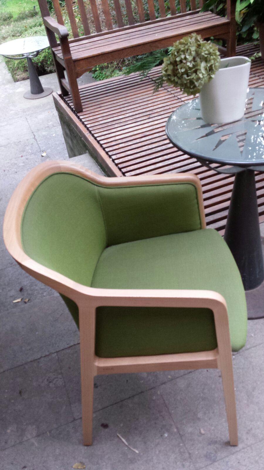 Vienna soft ist ein außergewöhnlich komfortabler und eleganter kleiner Sessel für den Essbereich, entworfen von Emmanuel Gallina, der gerne Brancusi zitiert, wenn er sagt, dass 