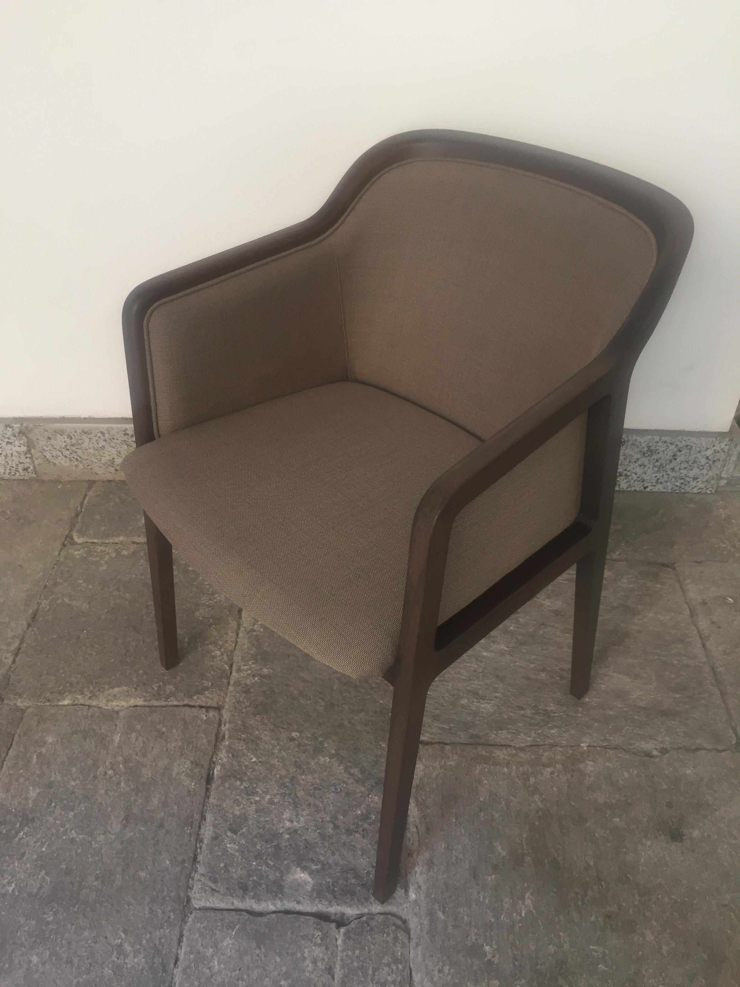 Wiener Weicher kleiner Sessel, zeitgenössisches Design inspiriert von traditionellen Stühlen (Maschinell gefertigt) im Angebot
